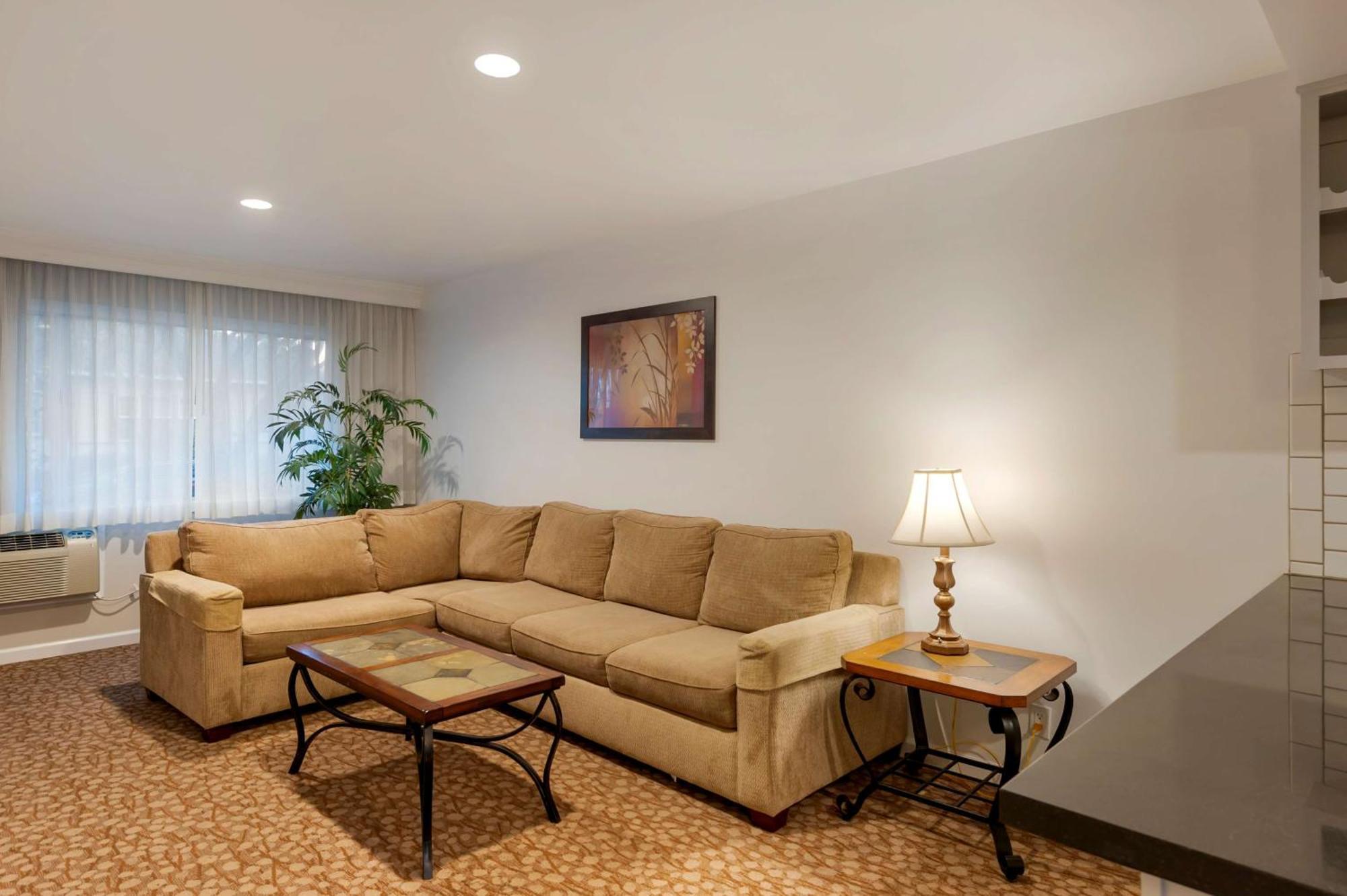 One-Bedroom King Suite Full Kitchen Poolside or Non-Smoking