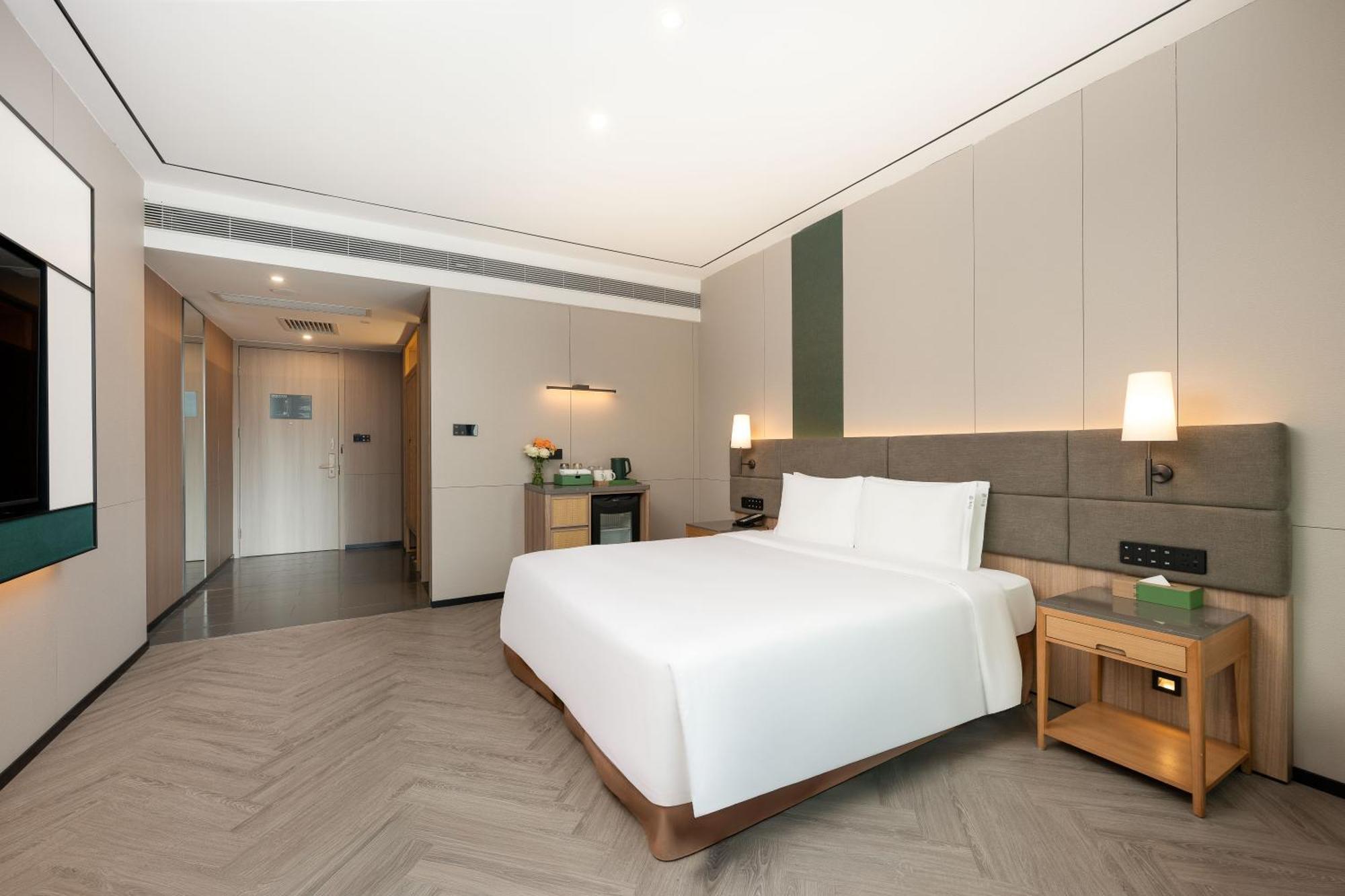 Premium King Room with IFC Tower View