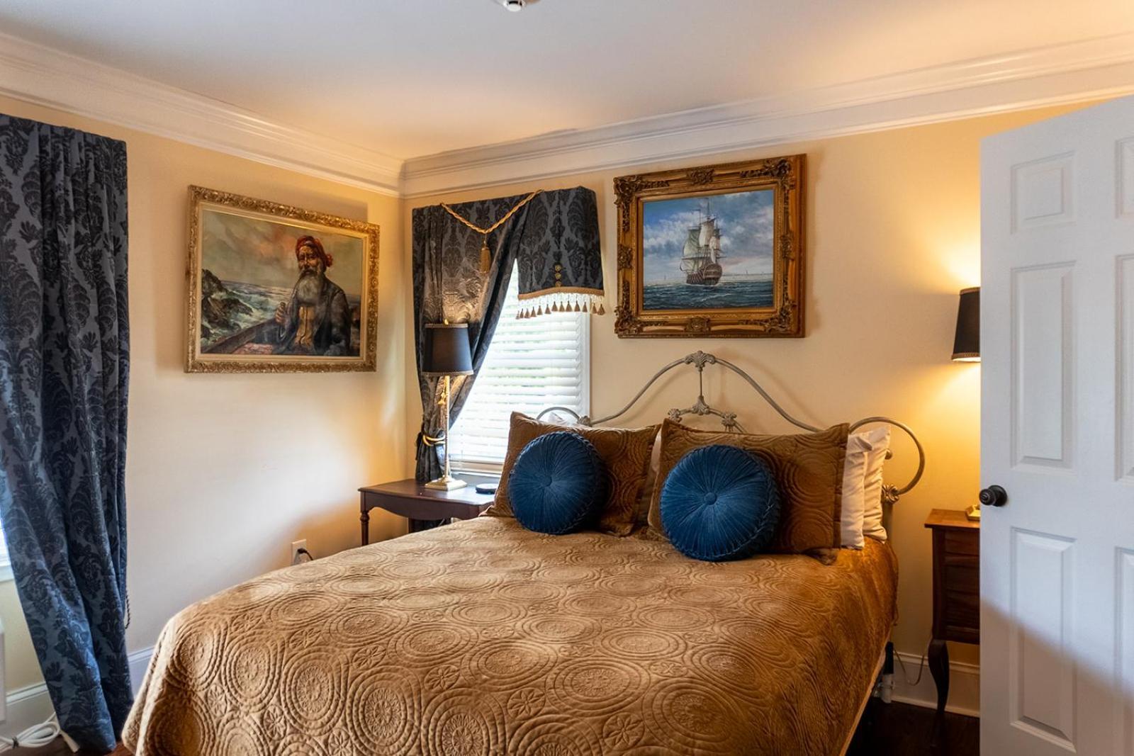 Deluxe Queen Room