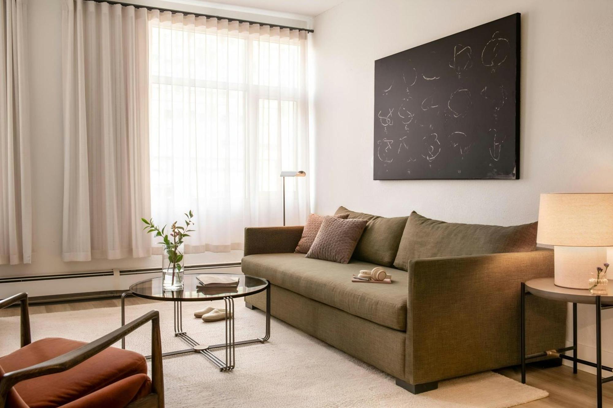 One-Bedroom Spacious Apartment with Two Queen Beds and Sofa Bed