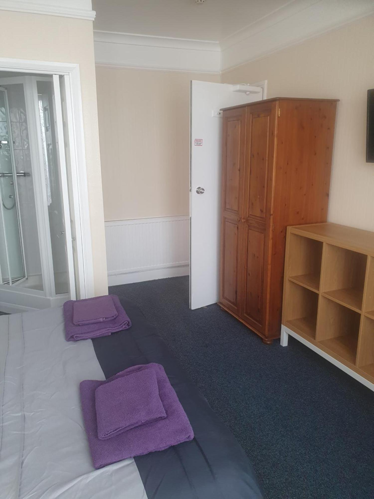 Double or Twin Room with Shower