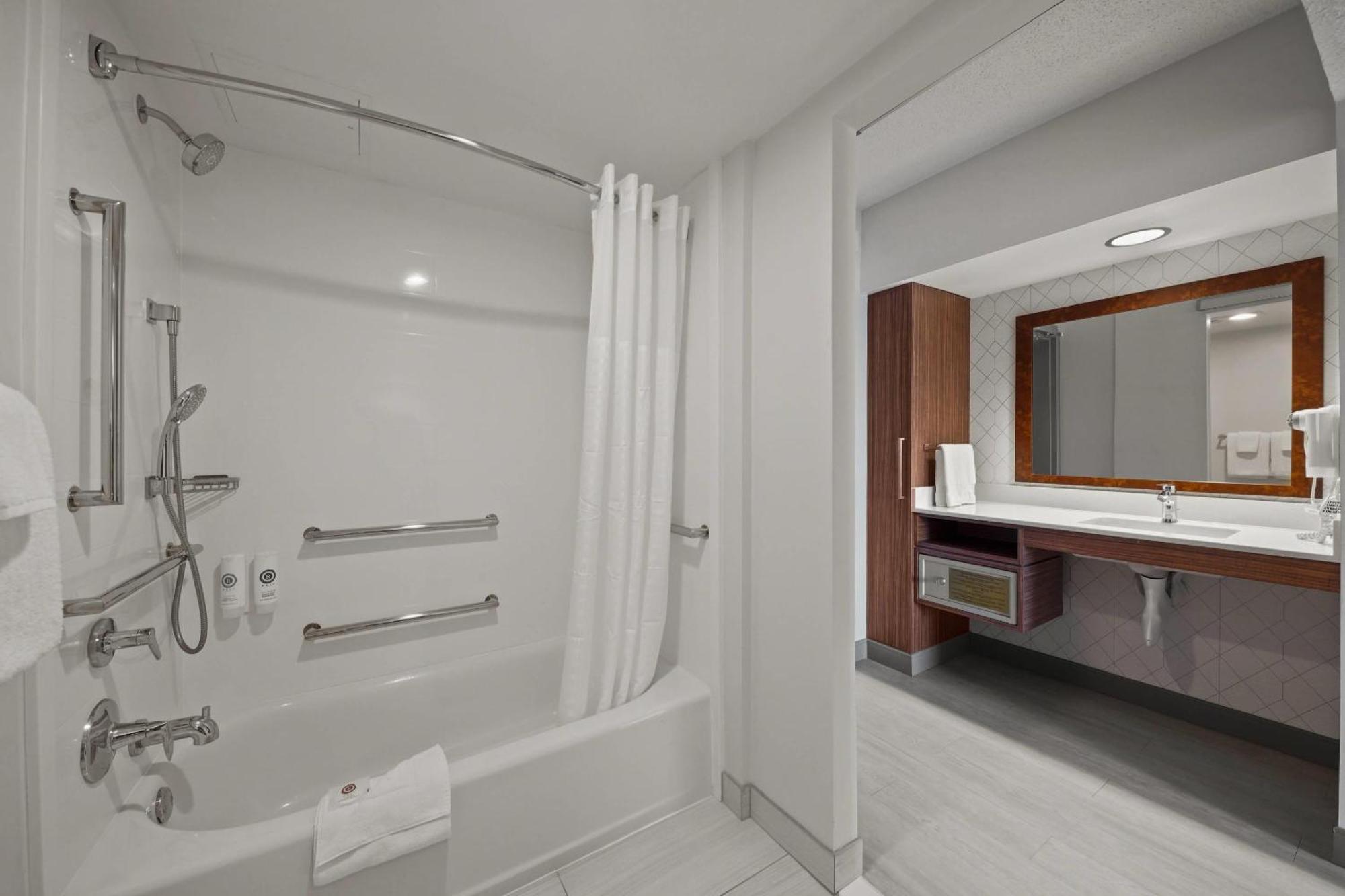 King Suite - Accessible/Non-Smoking