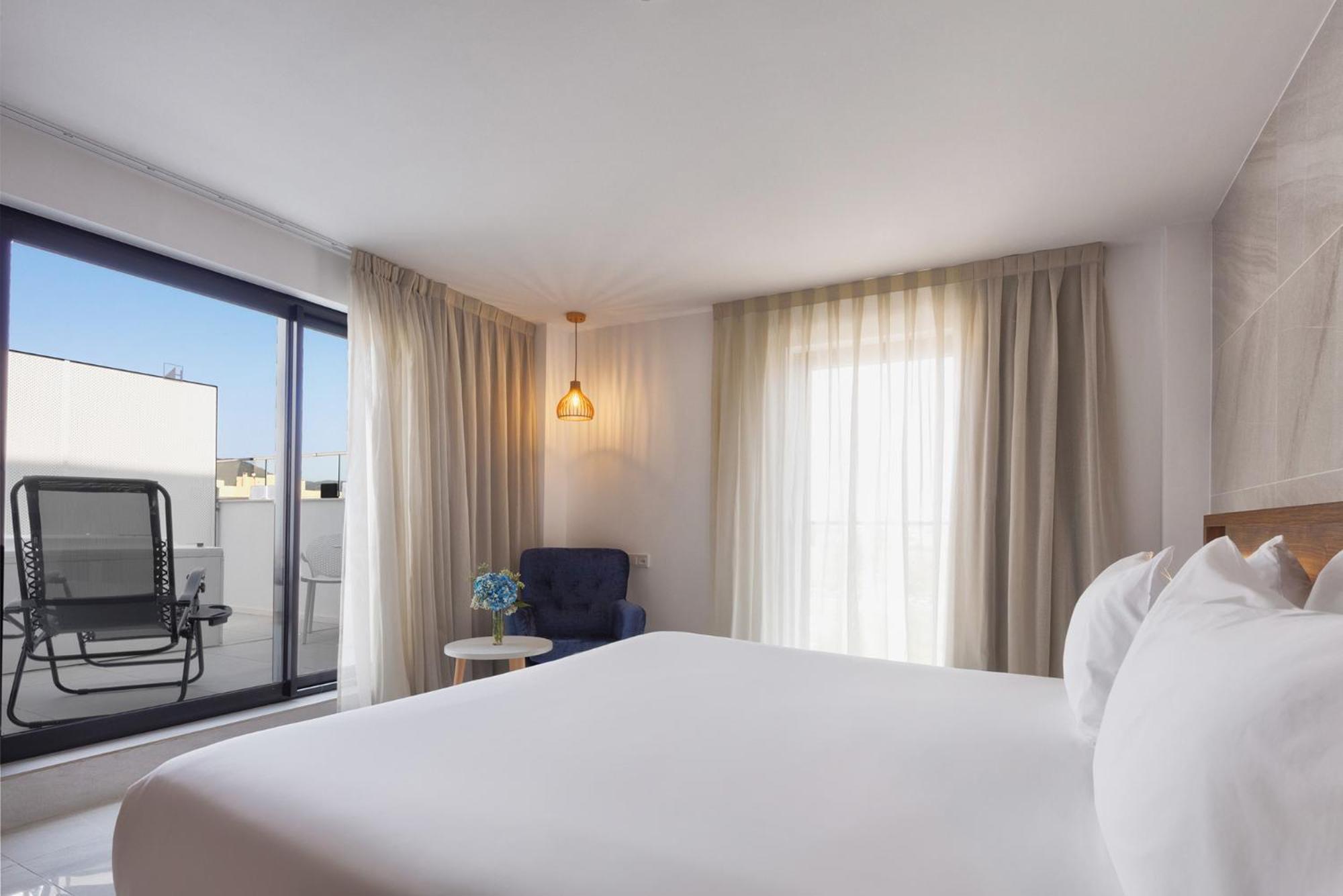 Presidential Suite Outdoor Jacuzzi,1679563426:JPEG