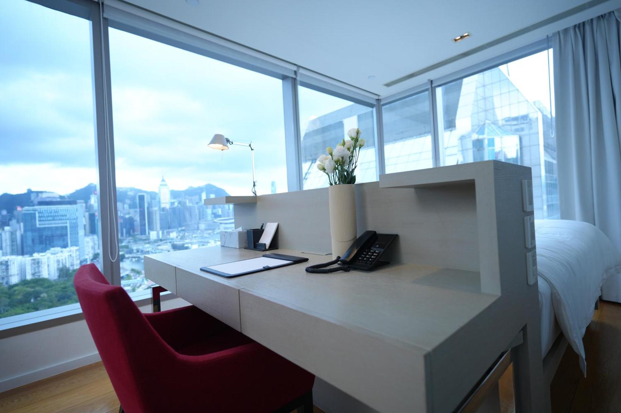 Deluxe Queen Suite with Harbor View