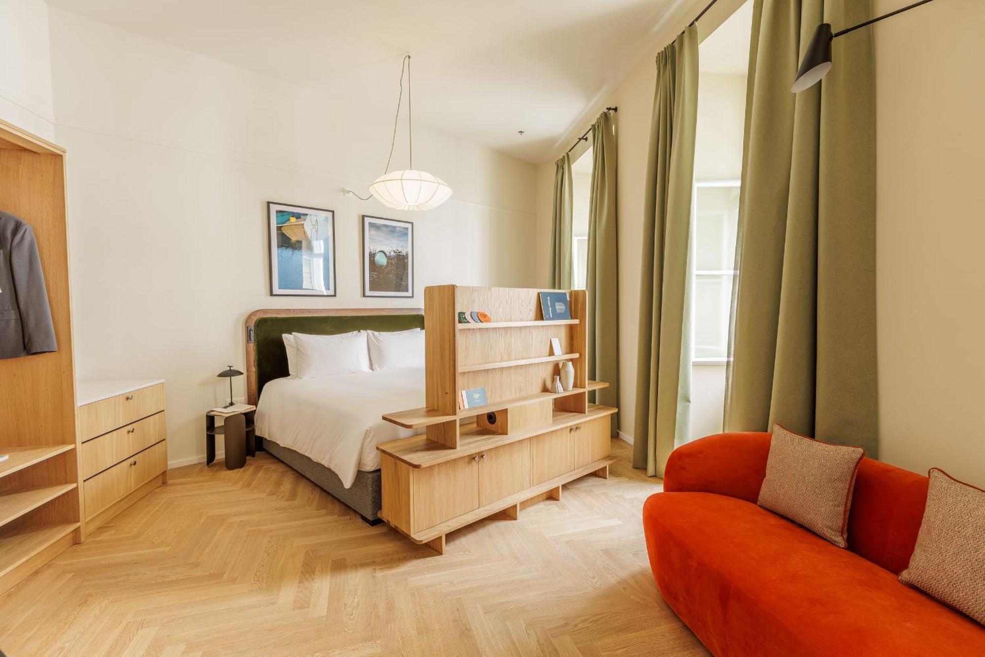 Wilde Superior Bedroom