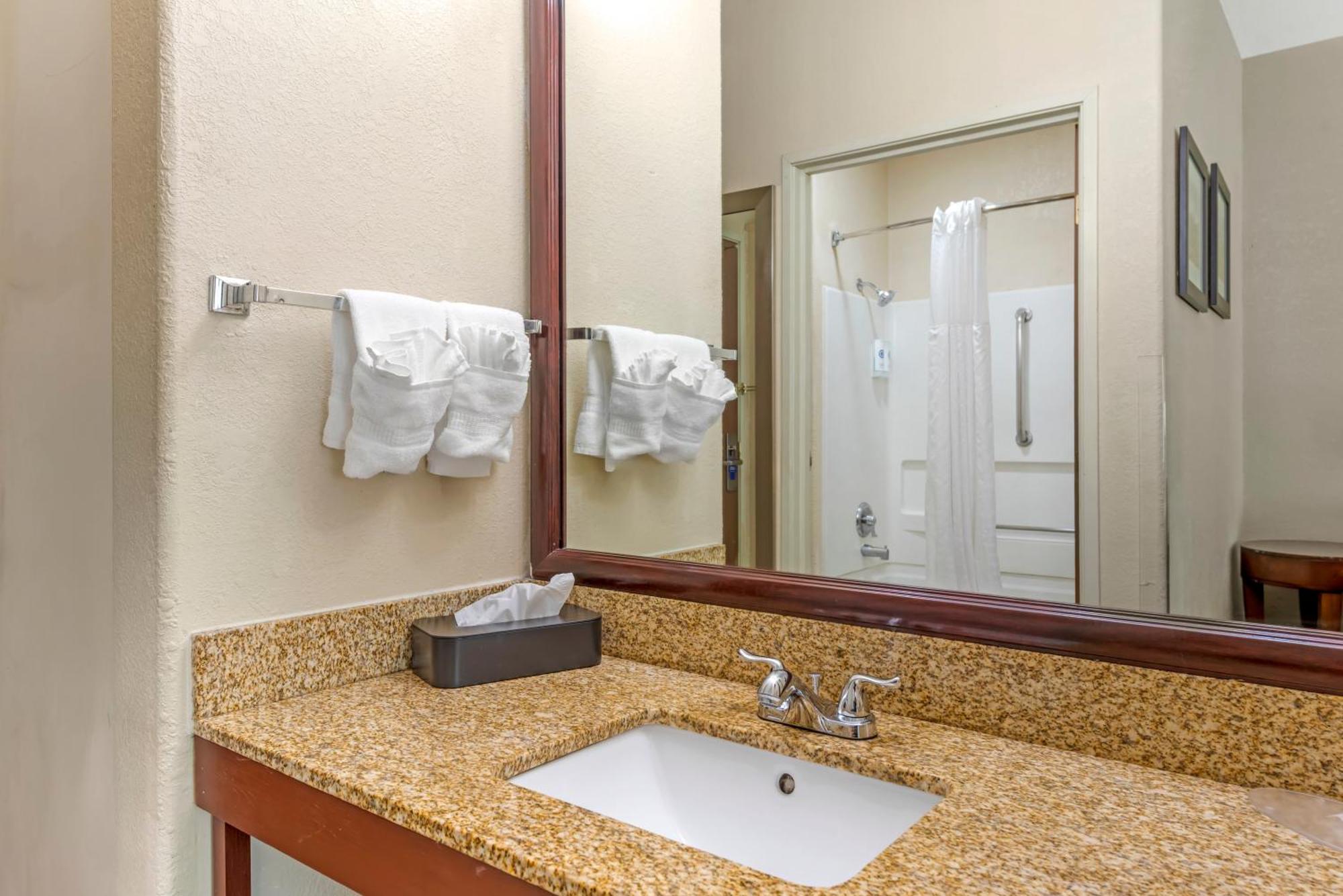 Queen Suite with Mountain View - Non Smoking