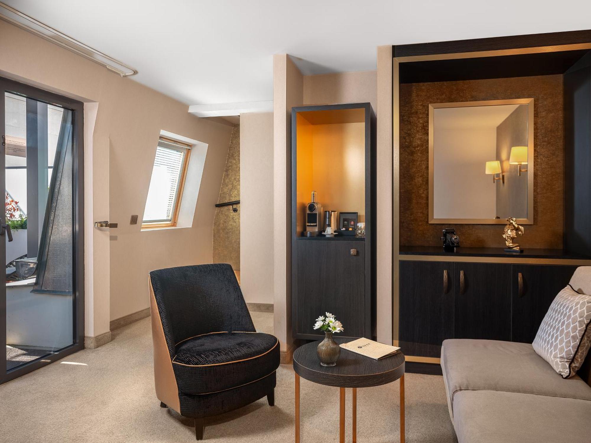 Junior Queen Suite