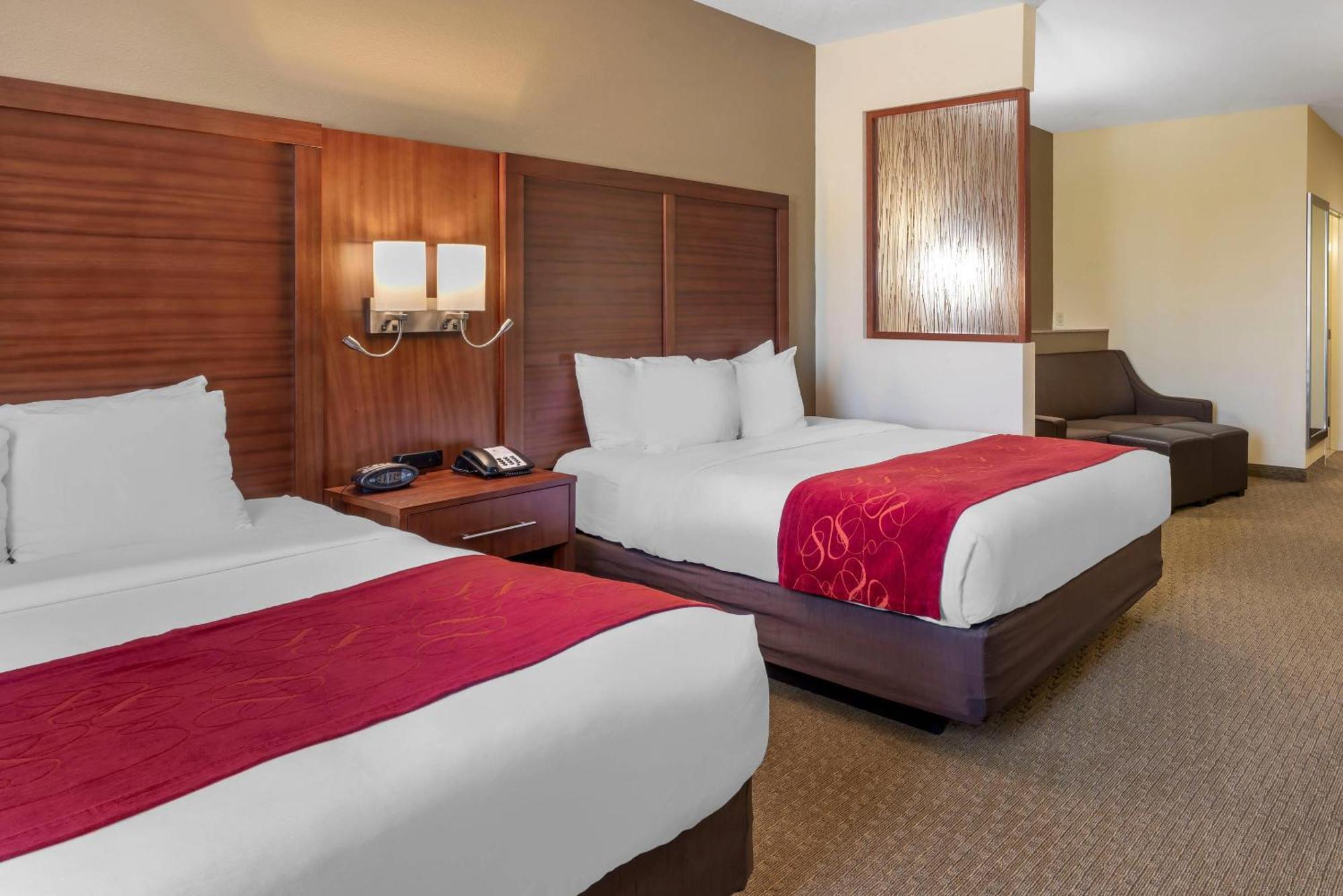 Queen Suite with Two Queen Beds - Mountain View