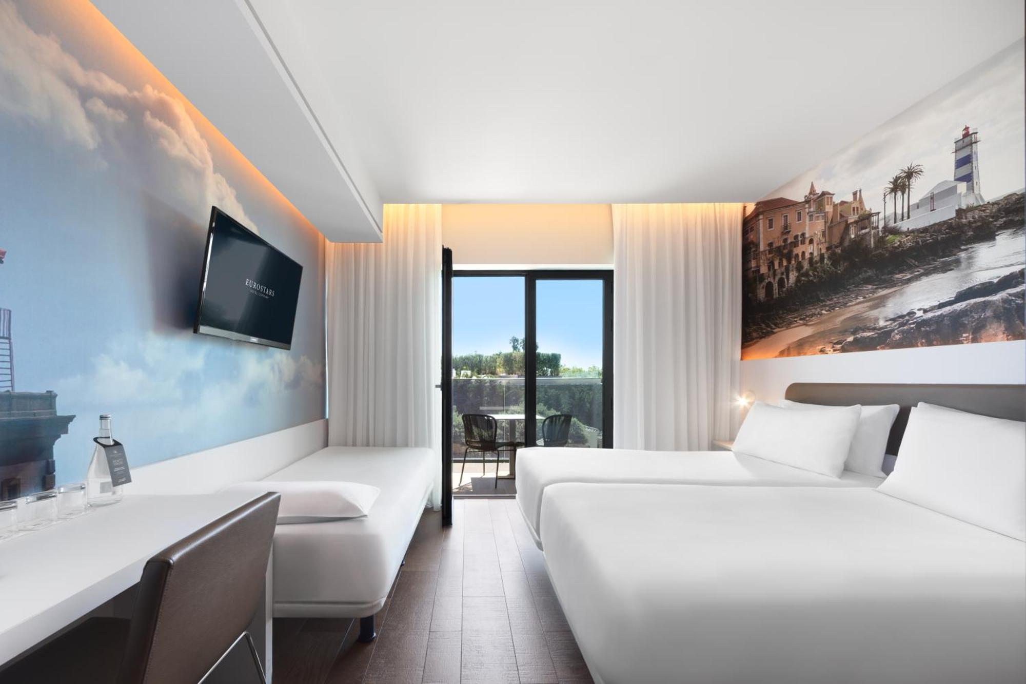 Triple Room with Balcony and City View