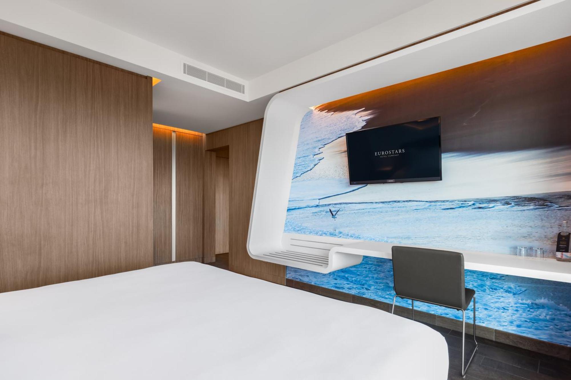 Junior Suite with Balcony and Sea View