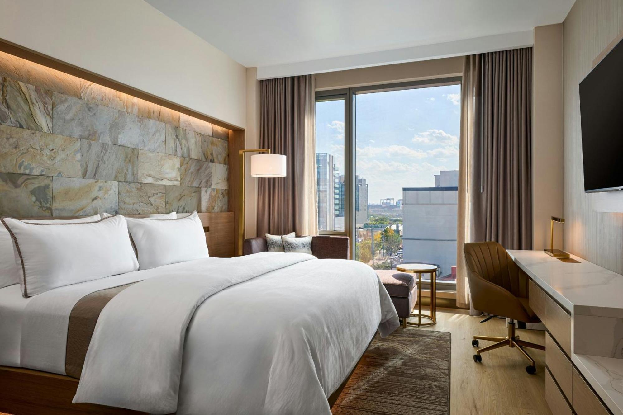 Deluxe King Room with City View