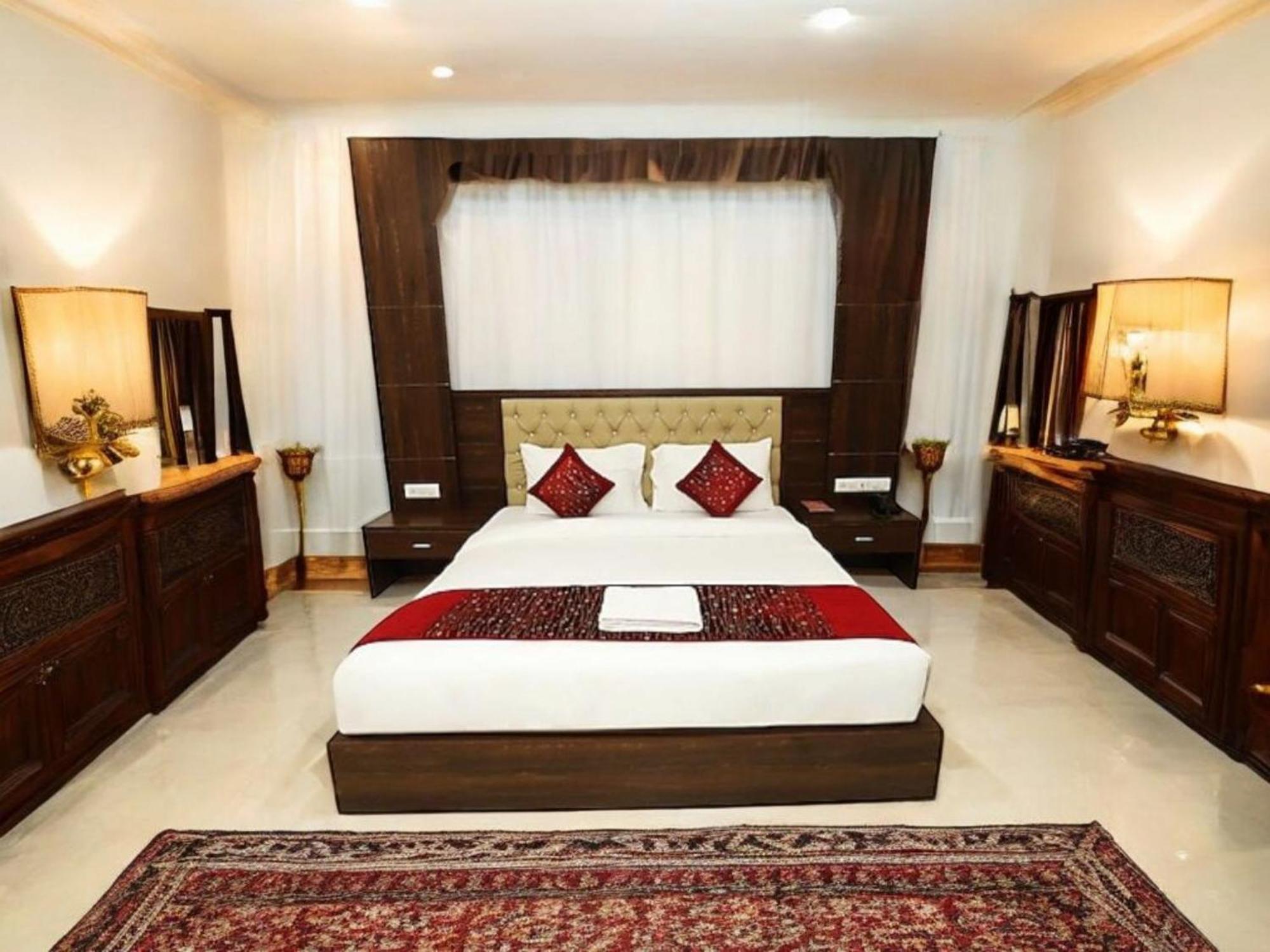 Deluxe Room (2 Adults + 1 Child)