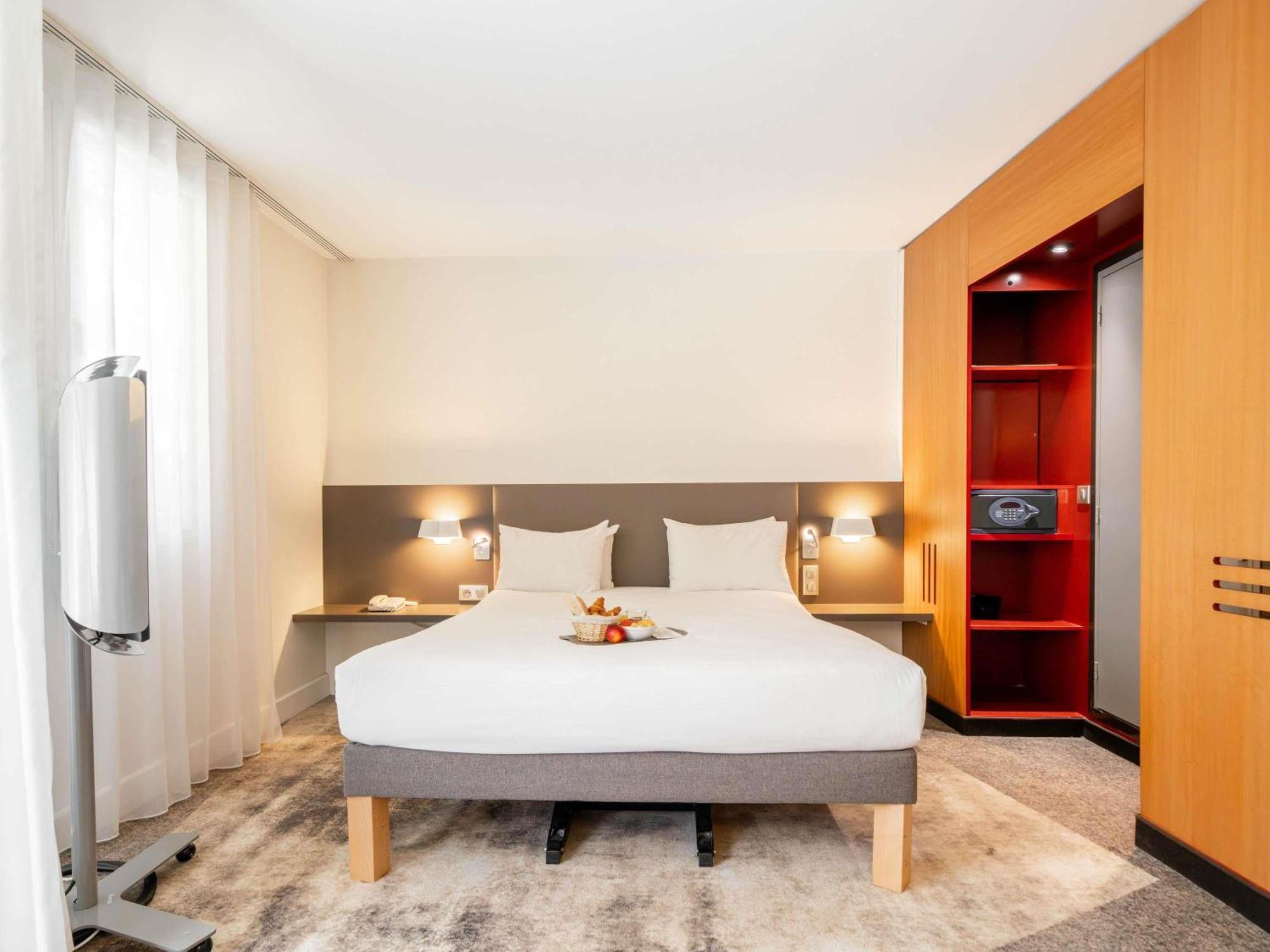 Superior Suite with queen bed and a single bed