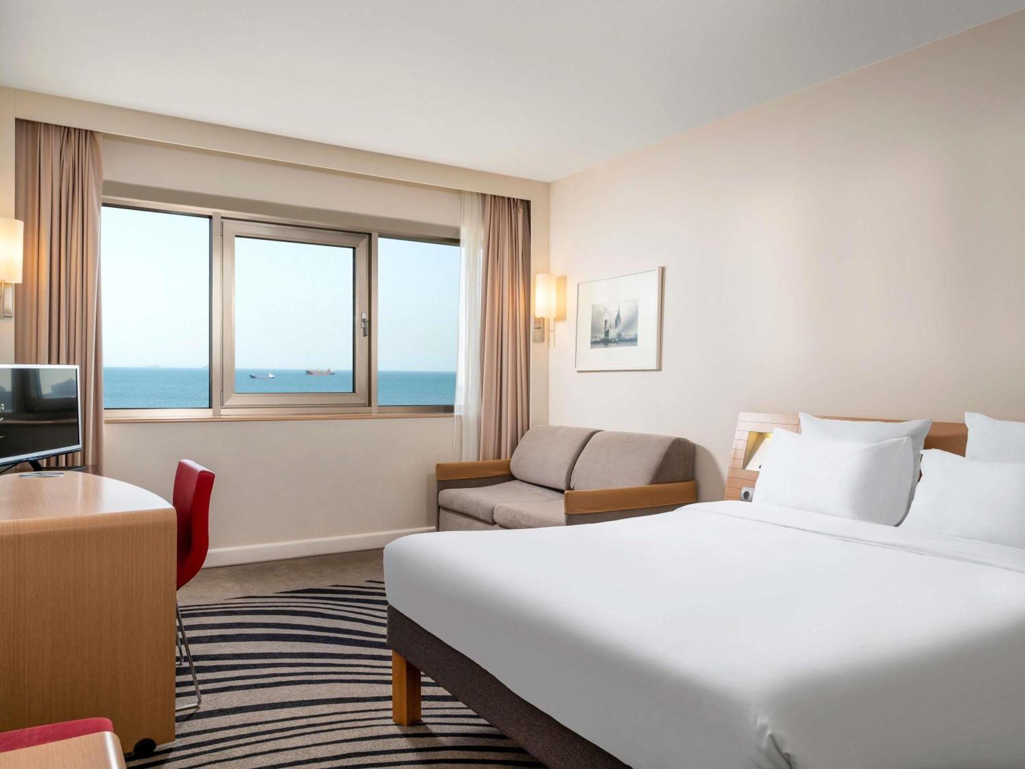 Standard Room With Queen Size Bed And Sofa
