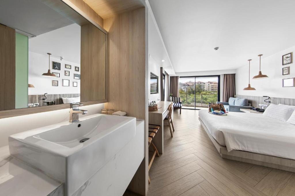Grand Superior Panoramic with Pool View