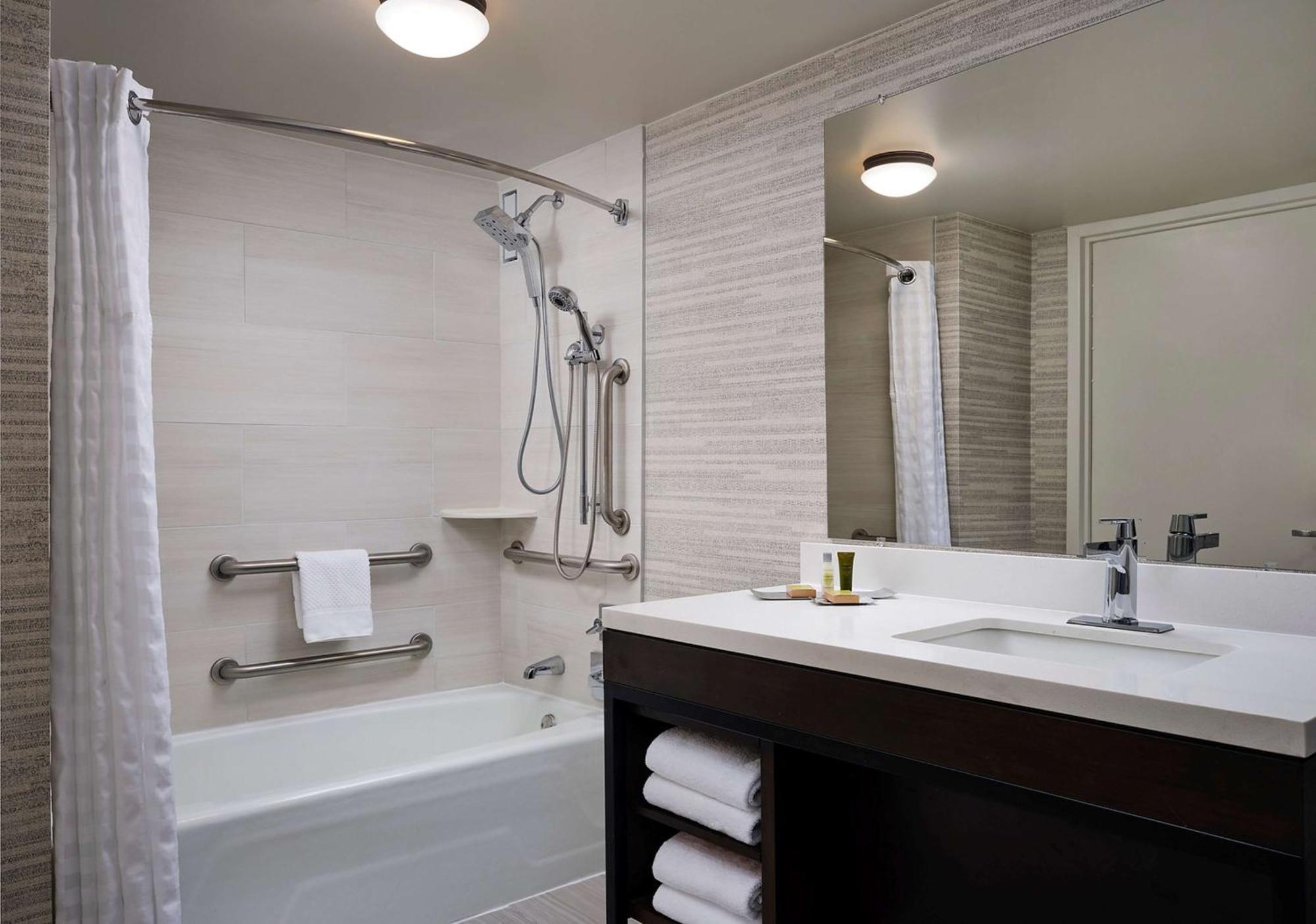 Queen Room Two Queen Beds Bath Tub Mobility Access