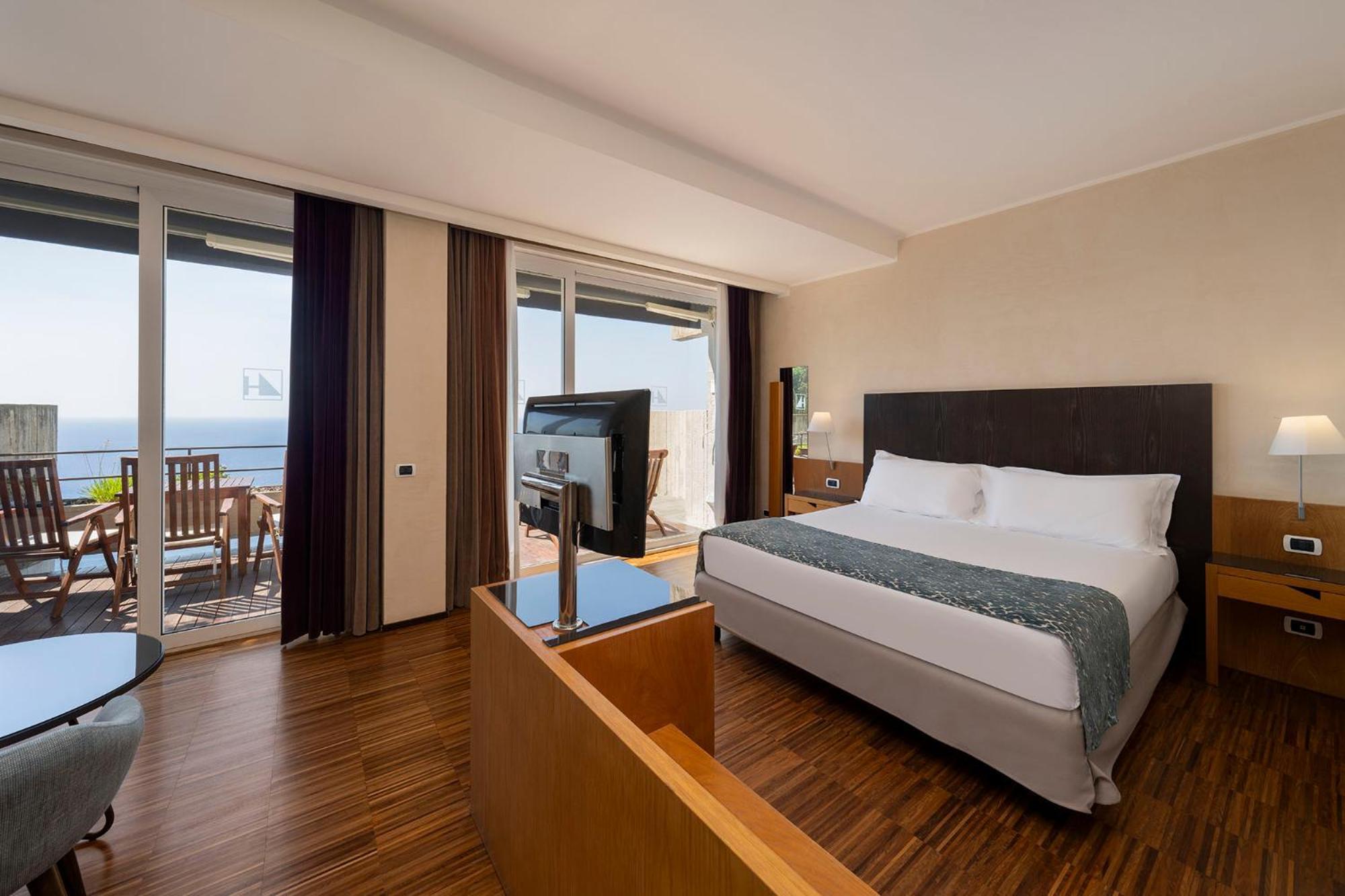 Junior Suite with Terrace and Premium Sea View