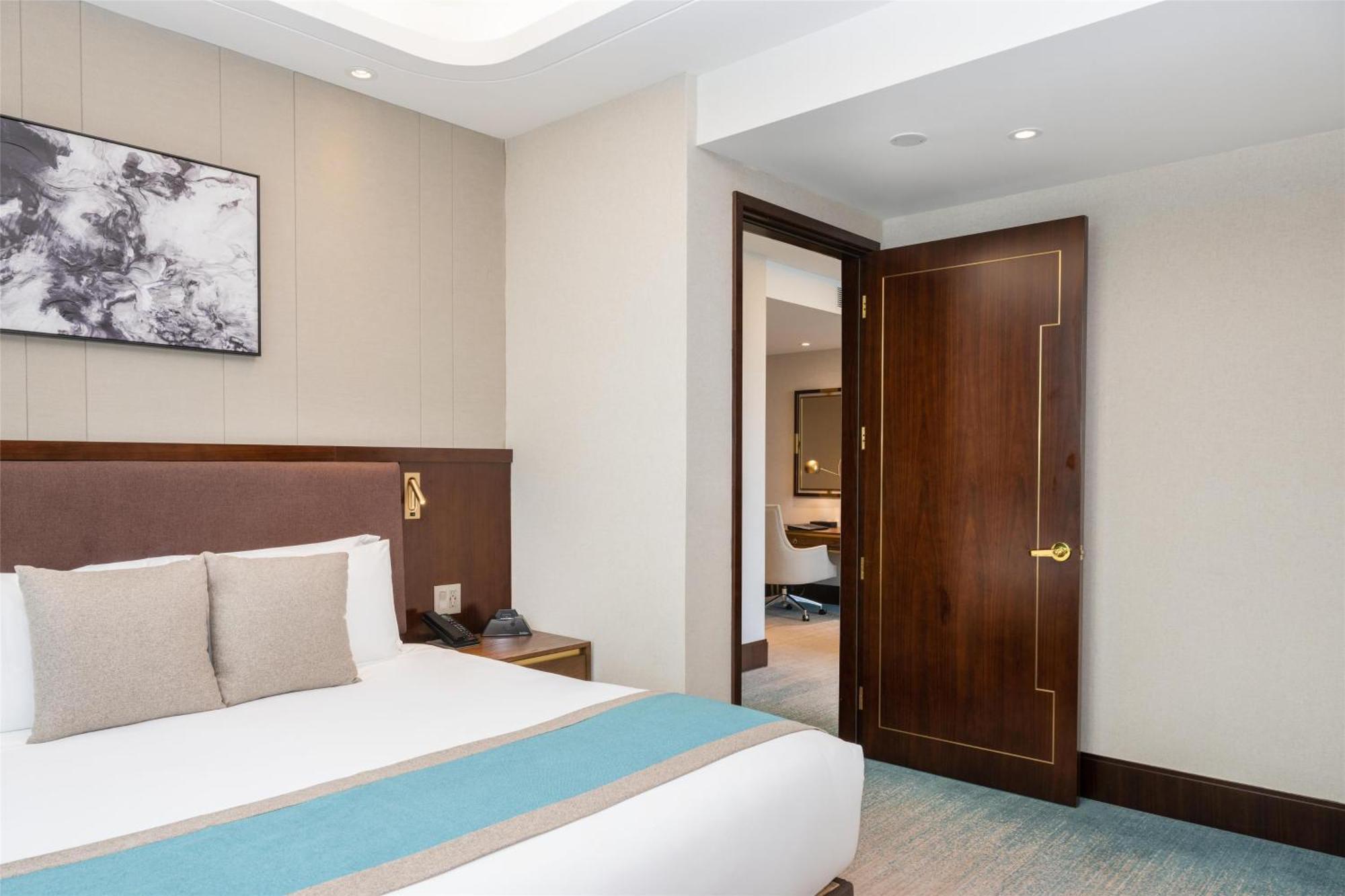 Moonlight Deluxe Two-Bedroom Suite with Two King Beds