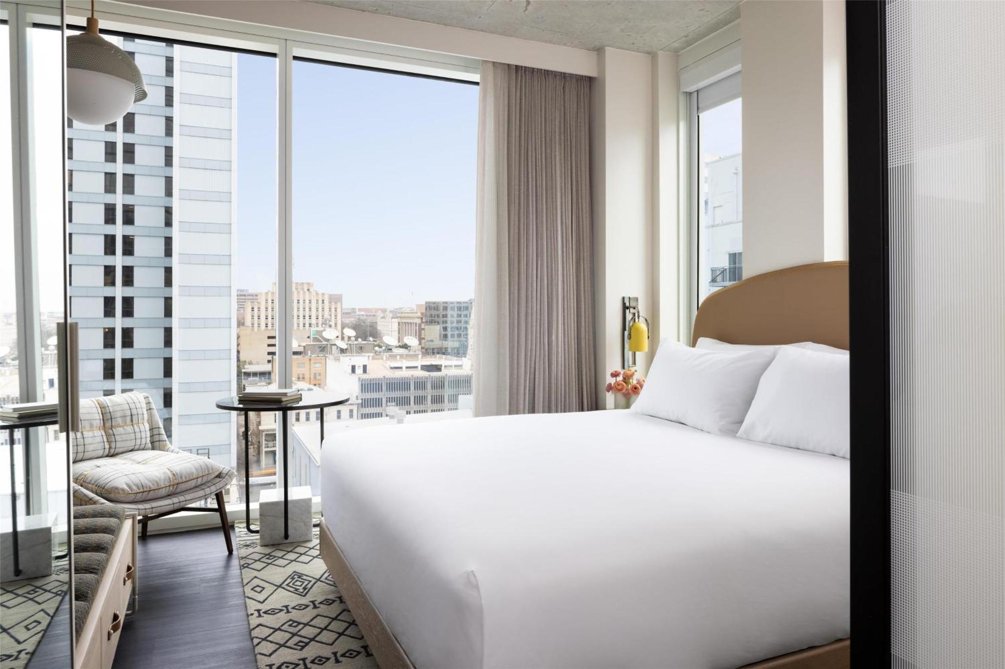 Corner King Room with City View