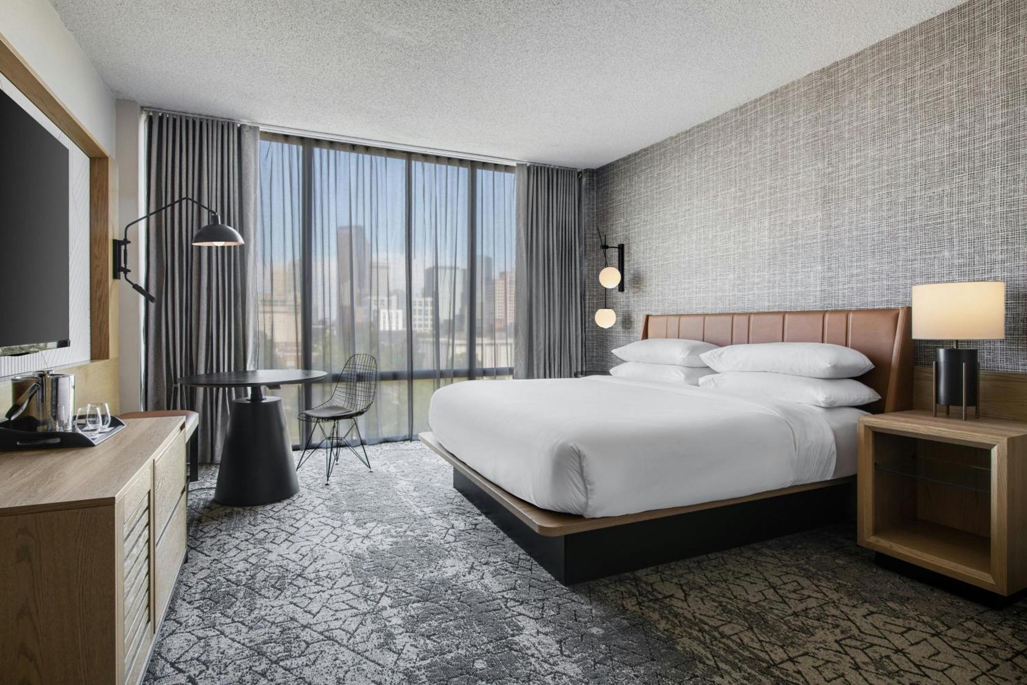 Guest room, 1 King, City view