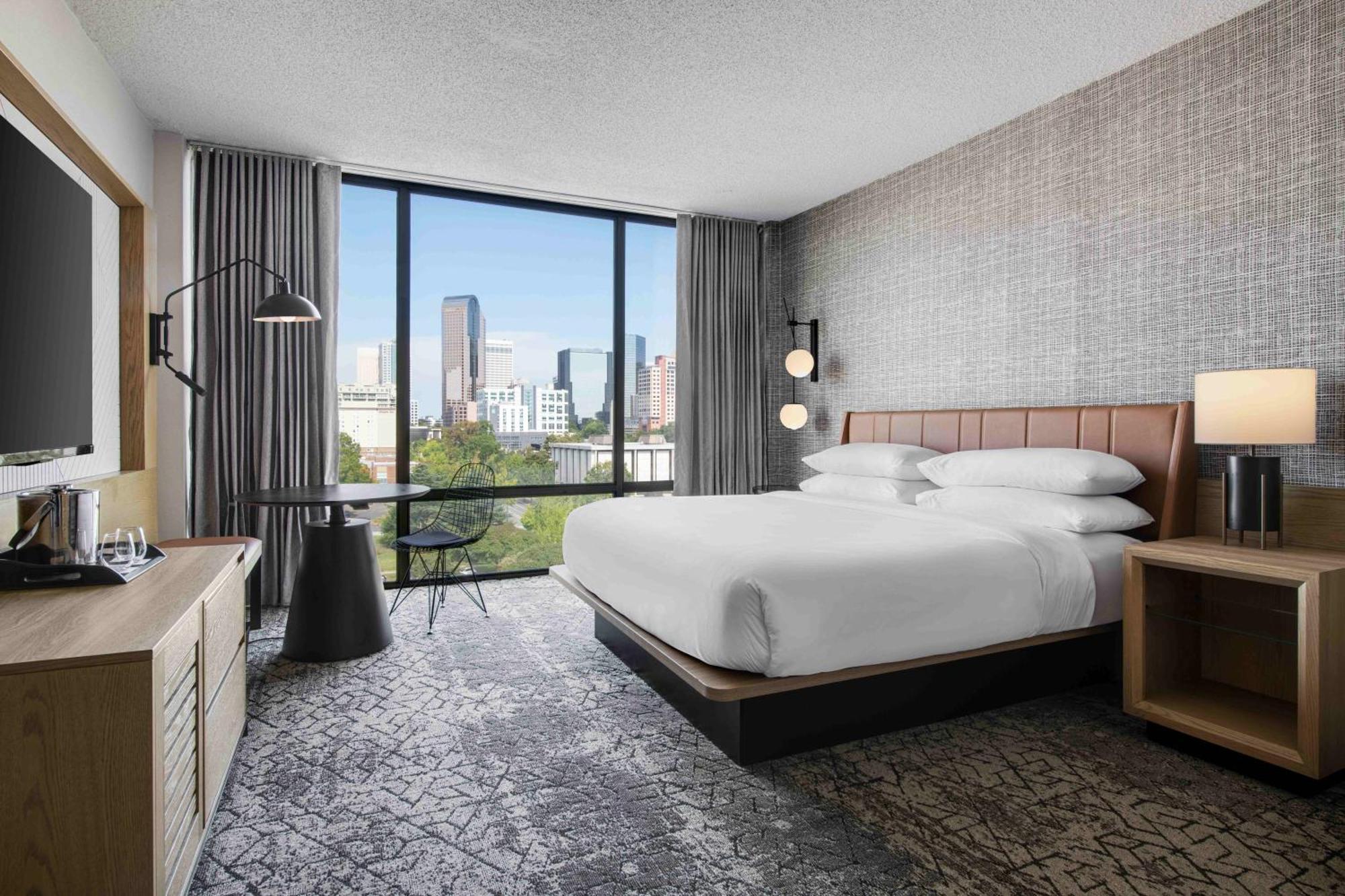 Club level, Guest room, 1 King, City view, Top floor