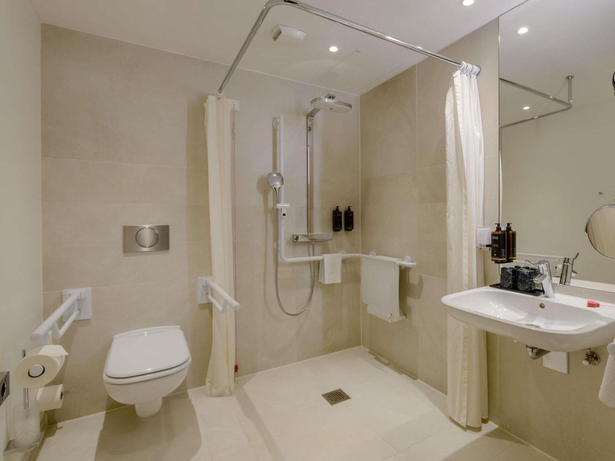 Standard Queen Room with Accessible Bathroom