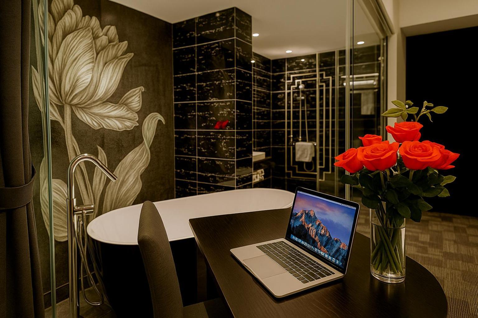 Luxury Suite with Bathtub & City View
