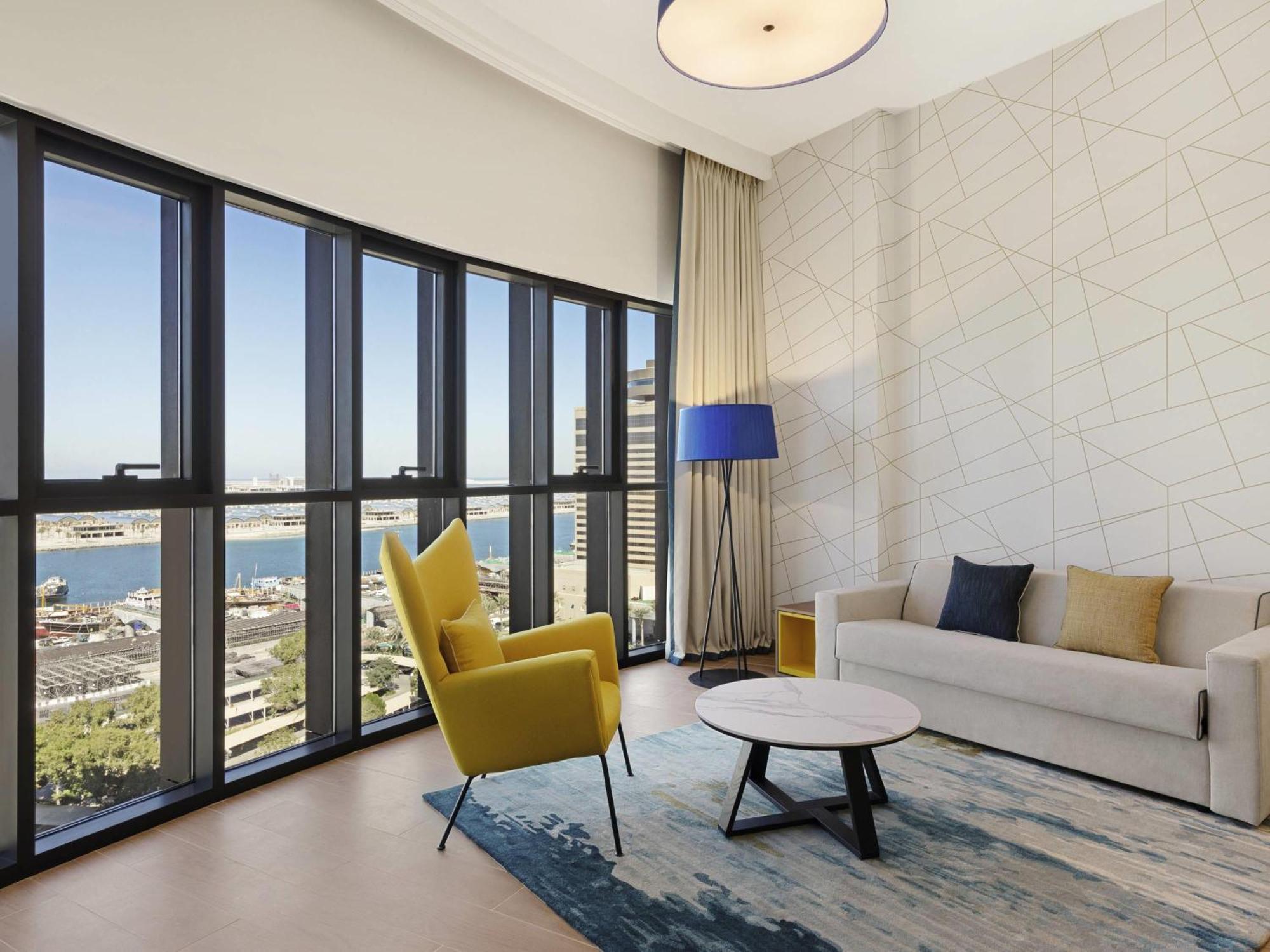 One-Bedroom Creek View Food & Beverage