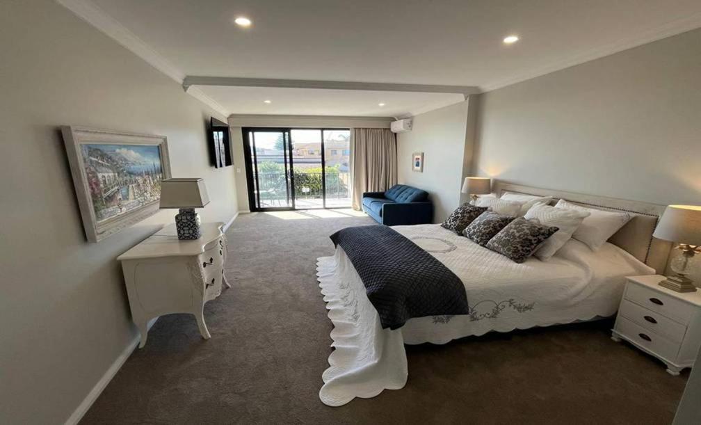 Deluxe Double Room with Balcony and Sea View
