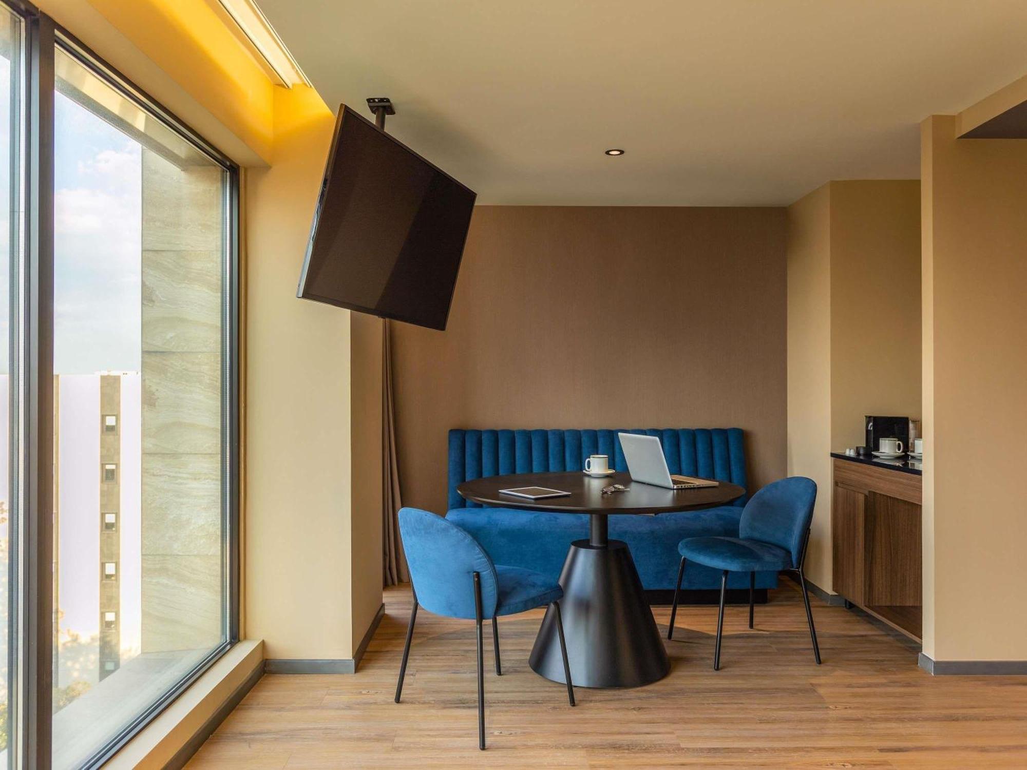 Executive Suite One King
