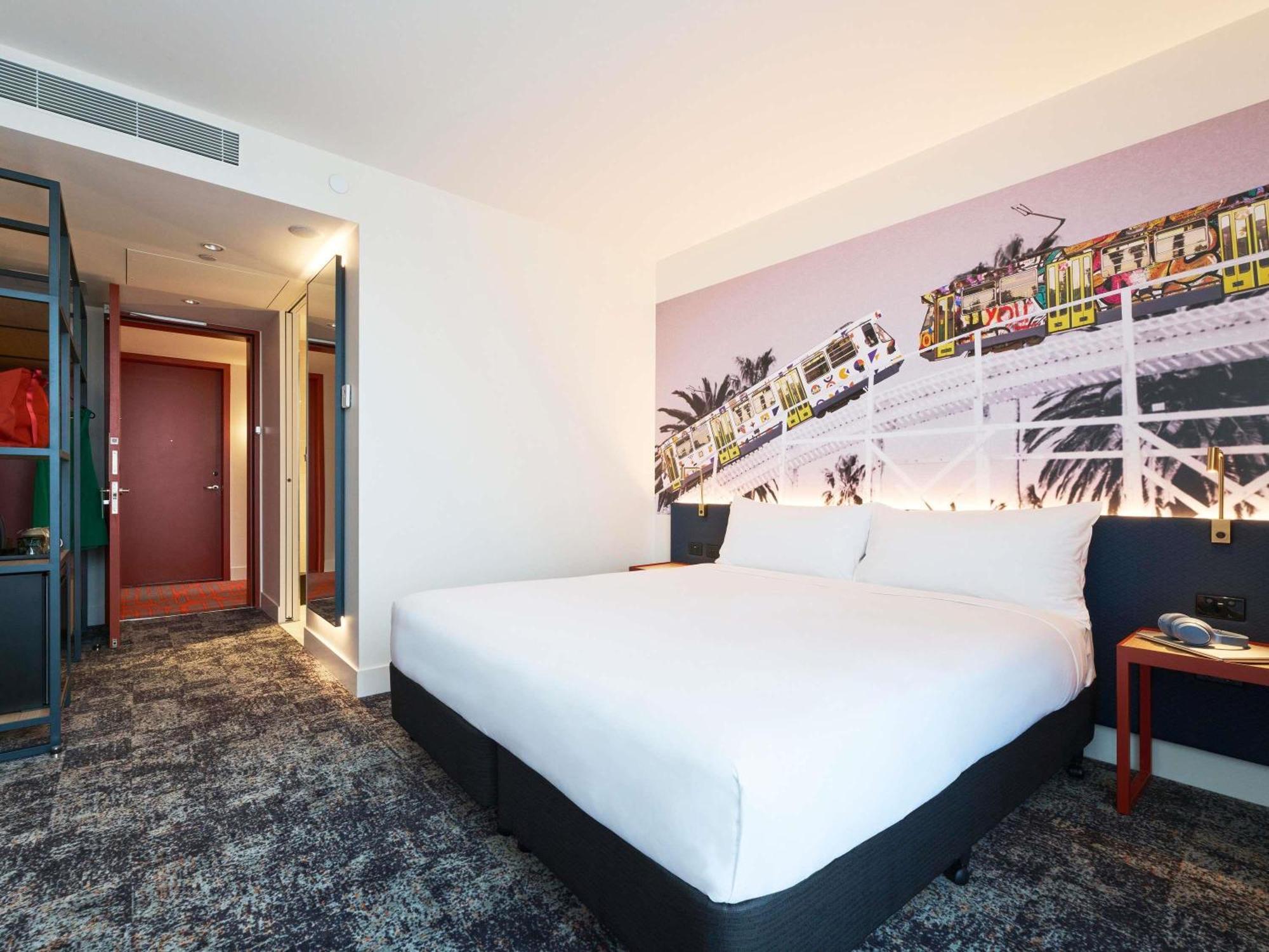 Deluxe King Room with Runway View