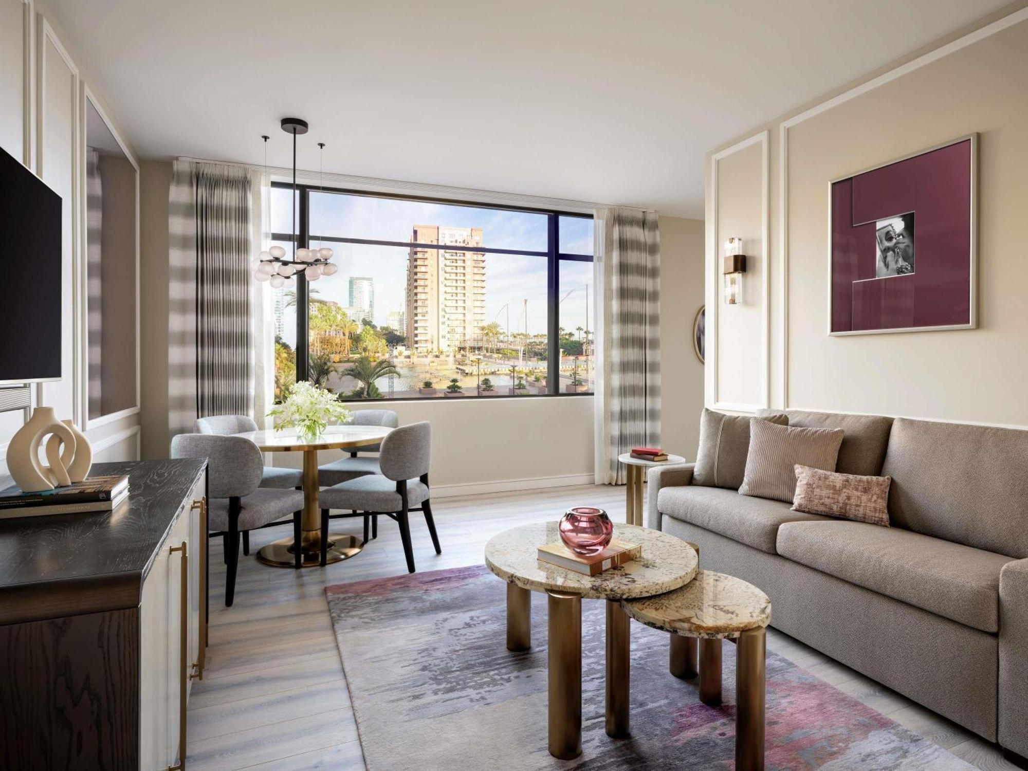 One Bedroom King Suite with Roll In Shower - Mobility Access