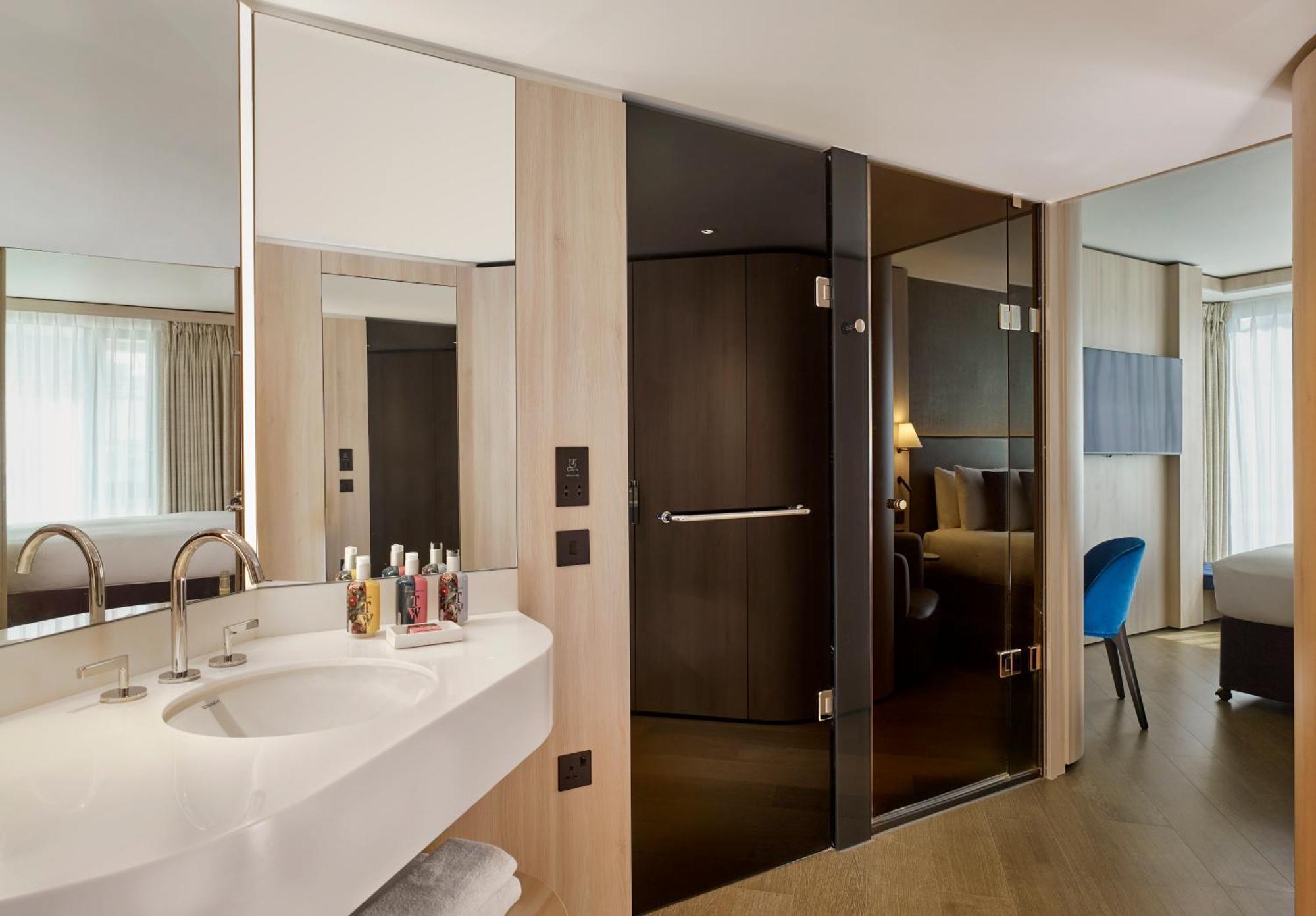 Deluxe Queen Room with Views