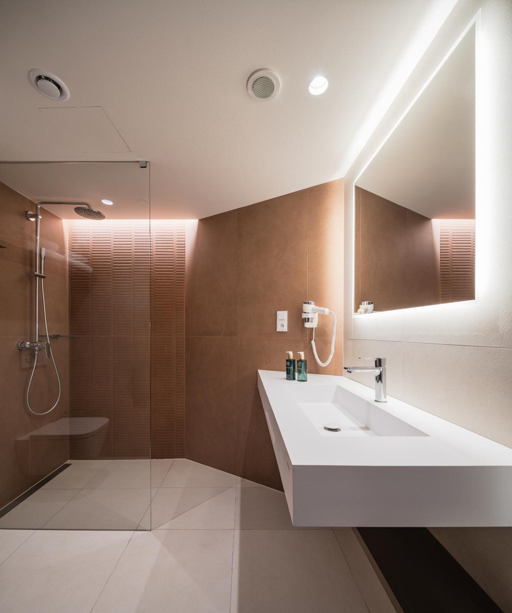 Executive Suite with Free Pool Access