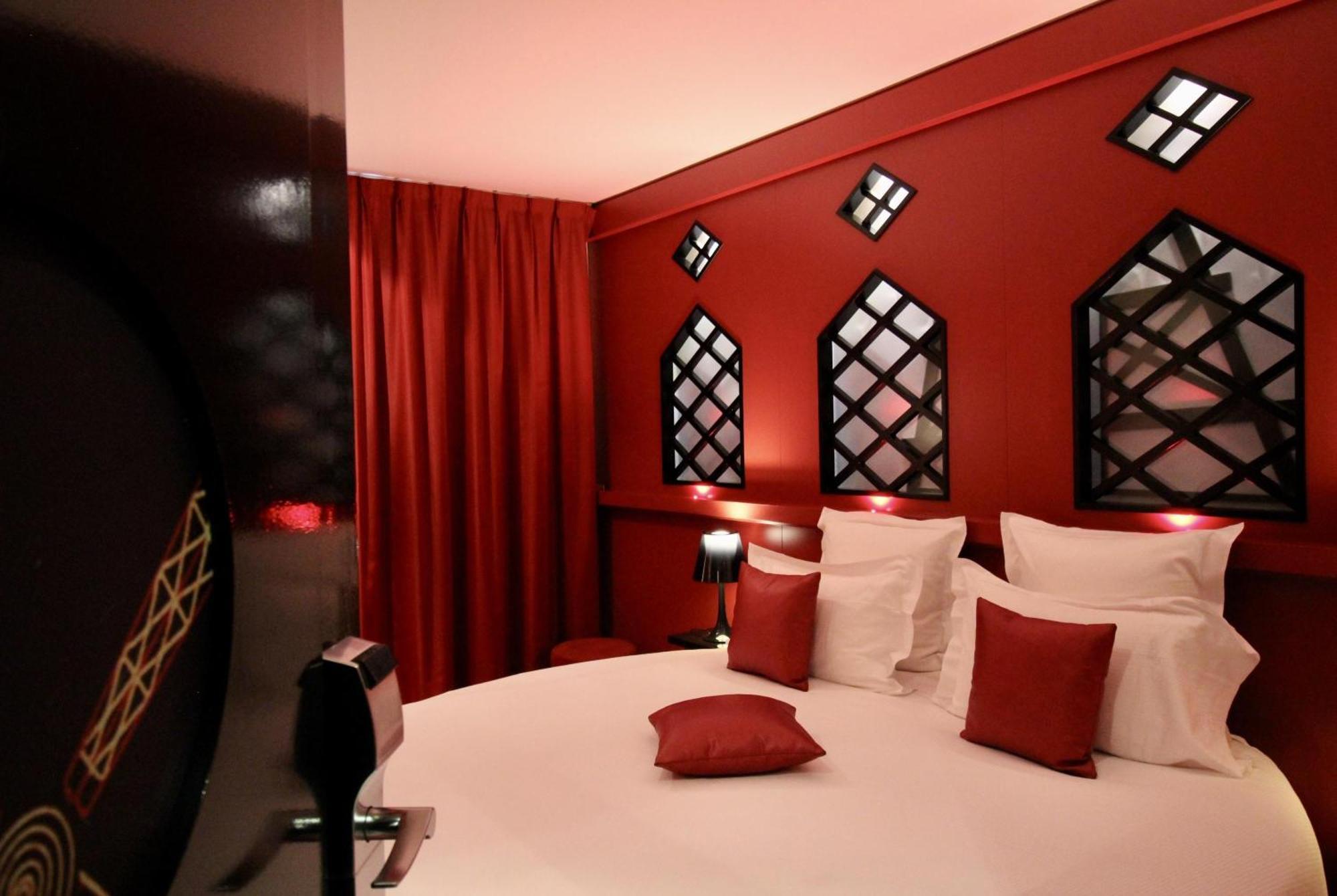 Double Room Moulin Rouge Jacuzzi round bed