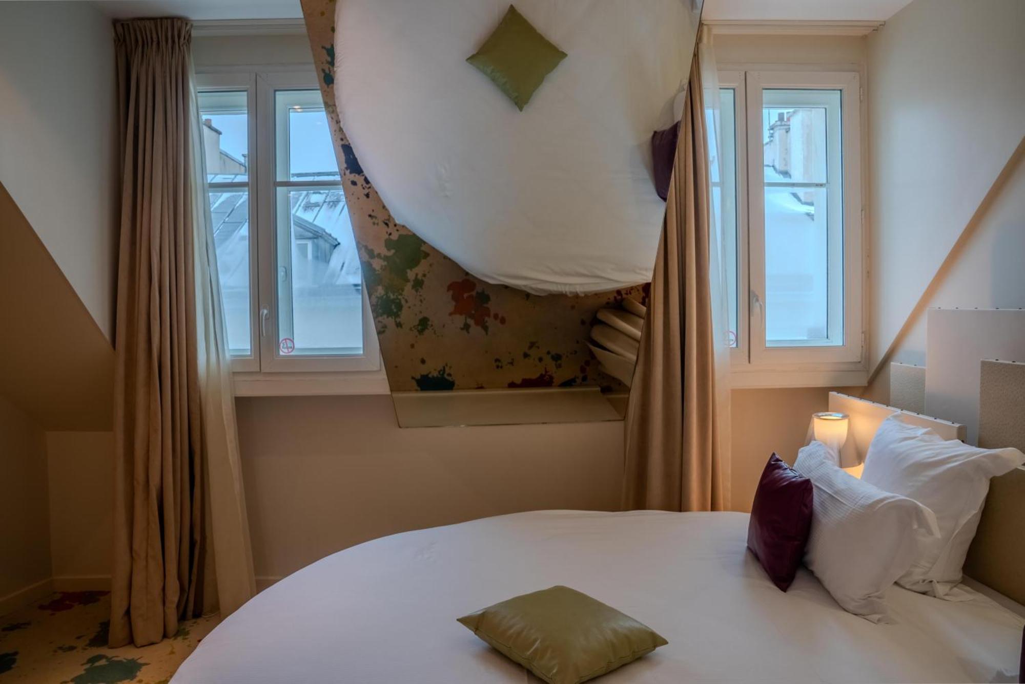 Double Room Atelier d'Artiste Jacuzzi round bed