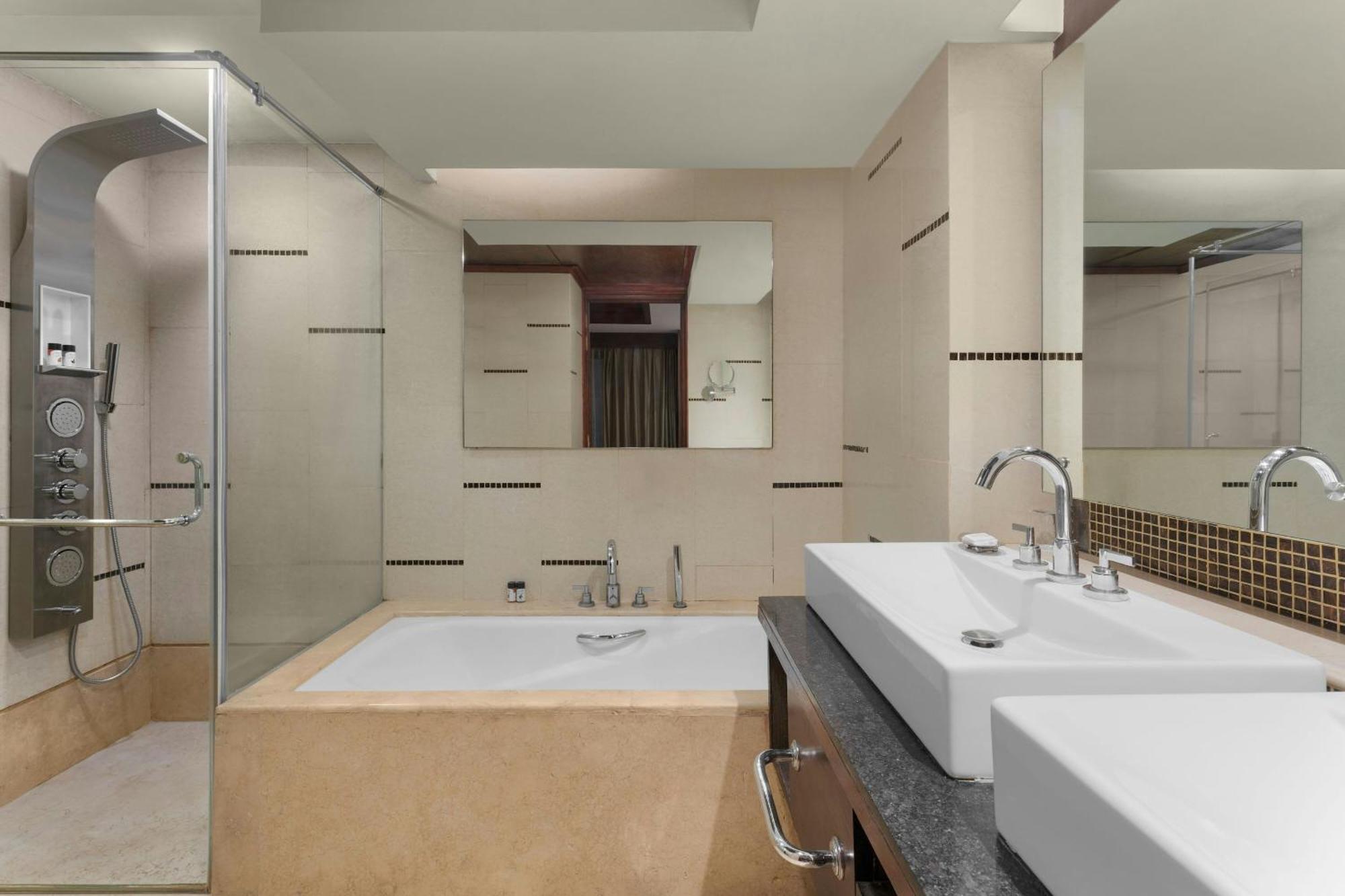 Fern Classic King Suite with City View