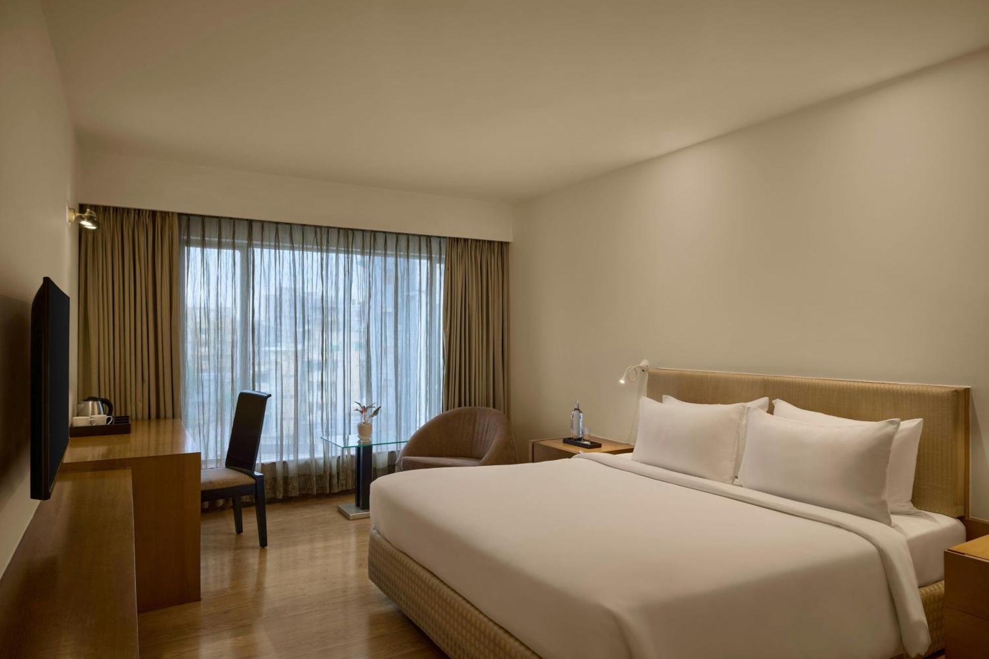 Hazel King Suite with Limited View