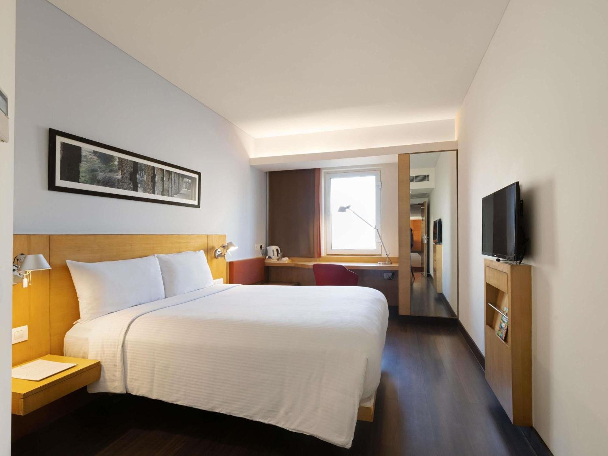 Superior Twin Room- Free drop to US Consulate and 30% Discount on Food and Beverages