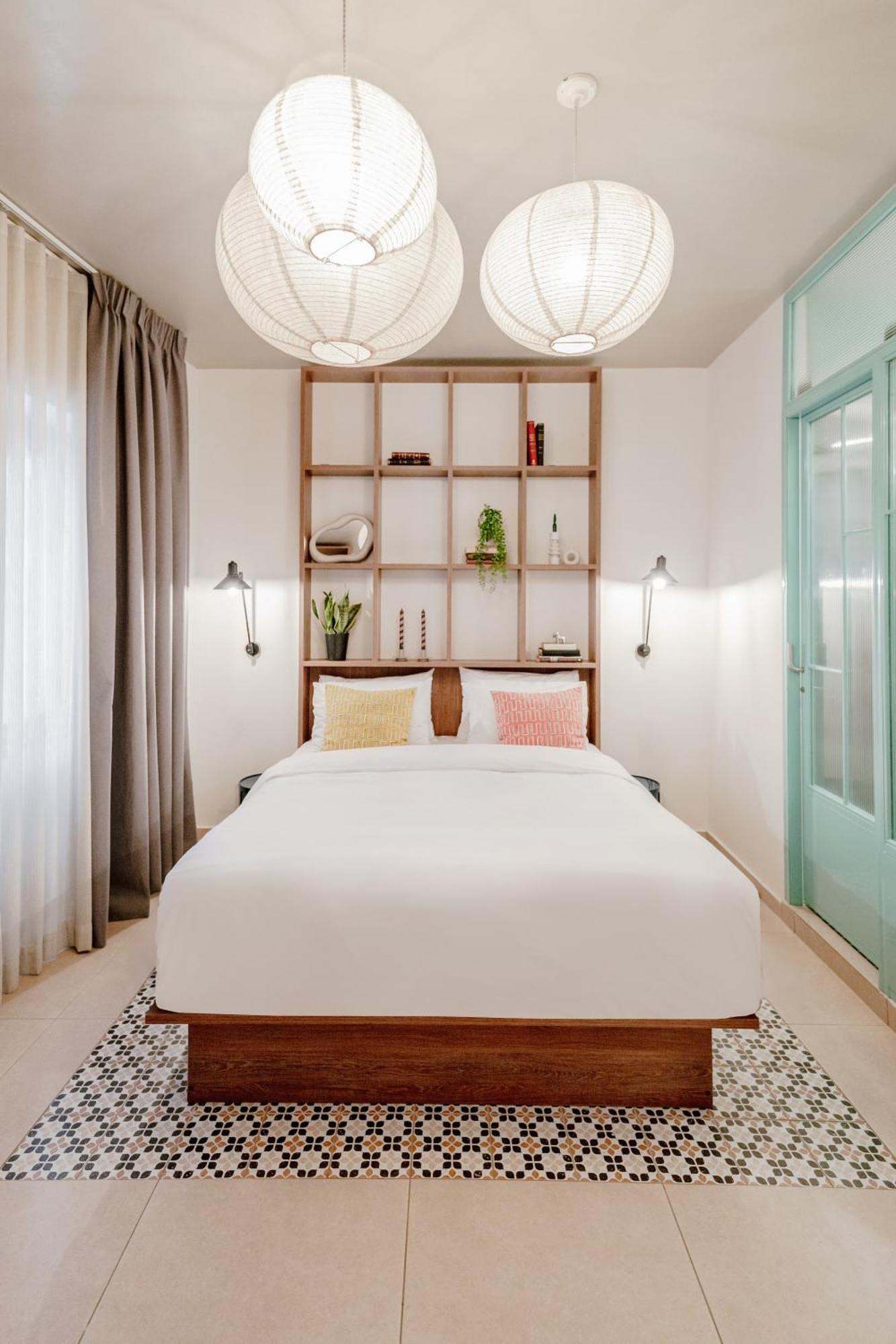 Cozy Double Room with Window and Street view