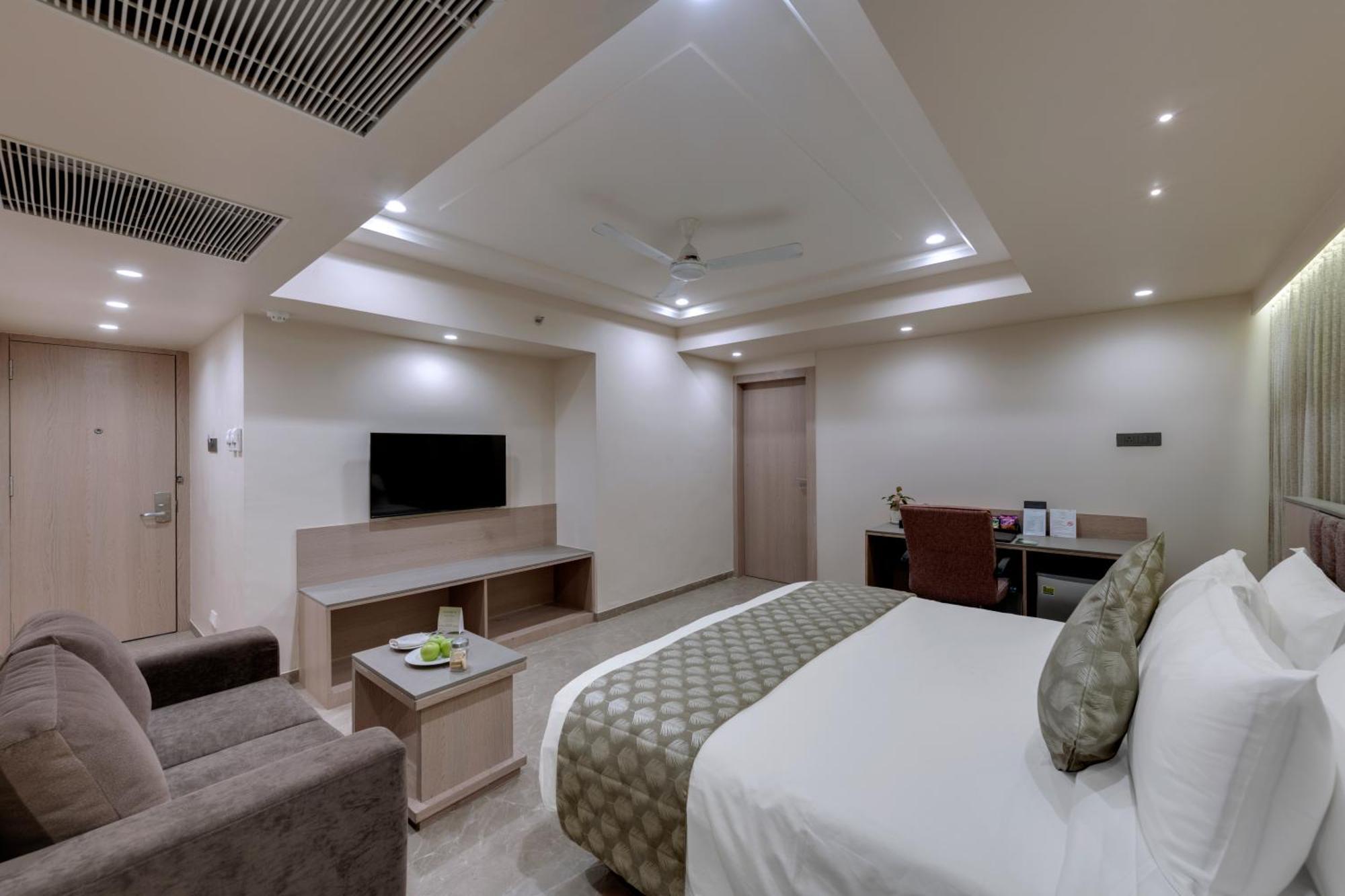 Hazel One-Bedroom King Suite with No View