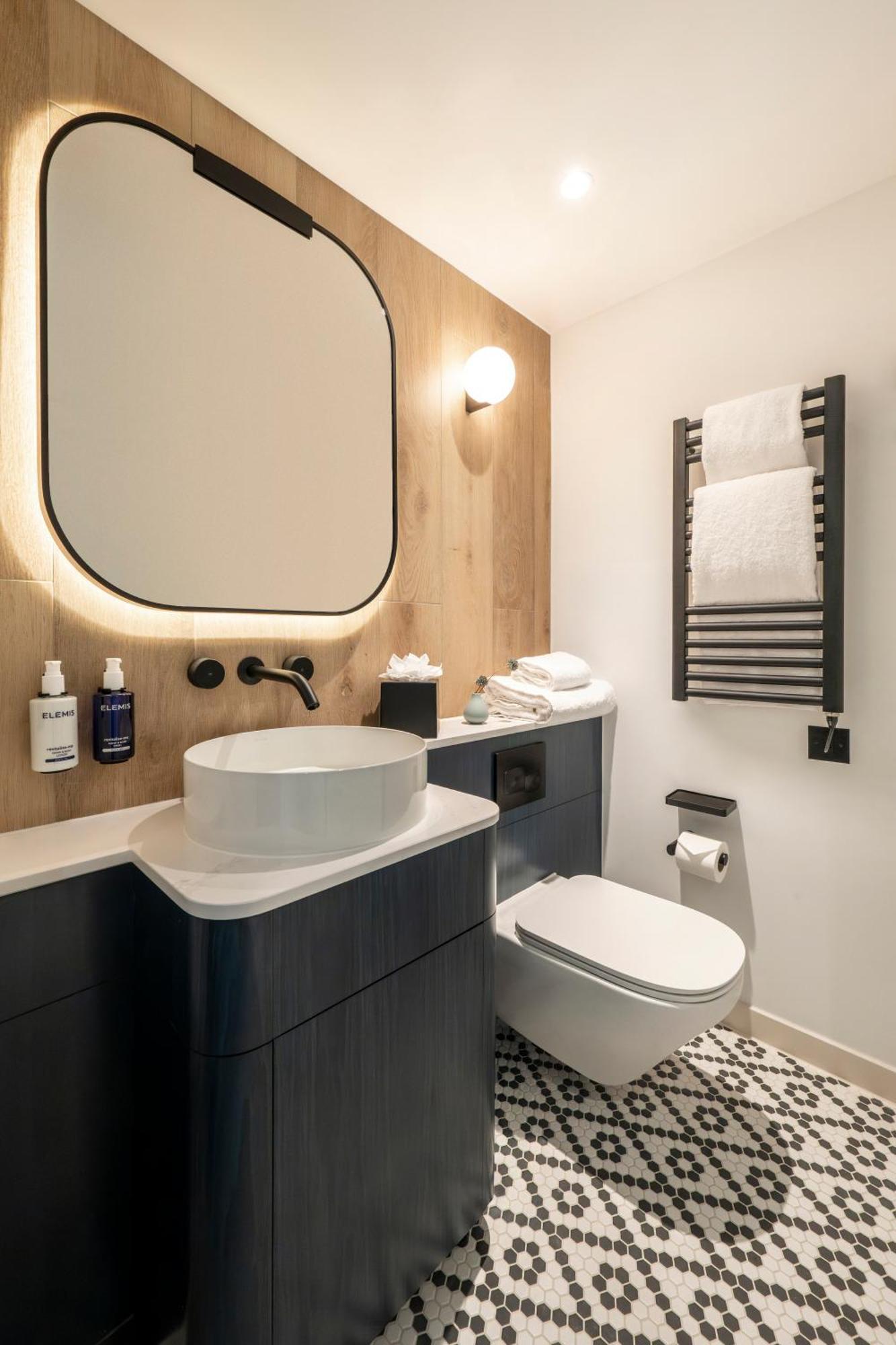 Deluxe Corner Room