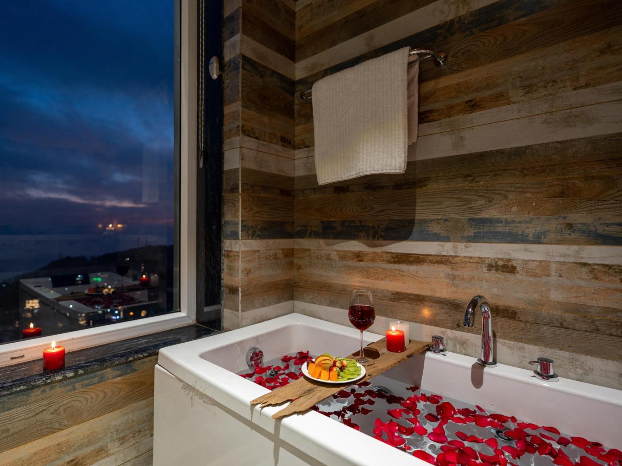 Superior Room with Balcony and Jacuzzi (Garden View)