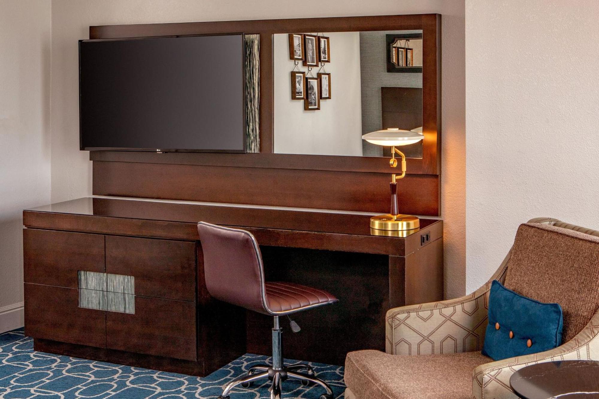 Superior King Room City View