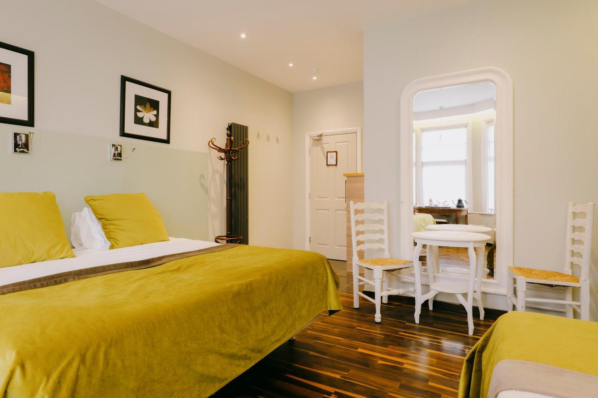 Family Room,1746861787:JPEG