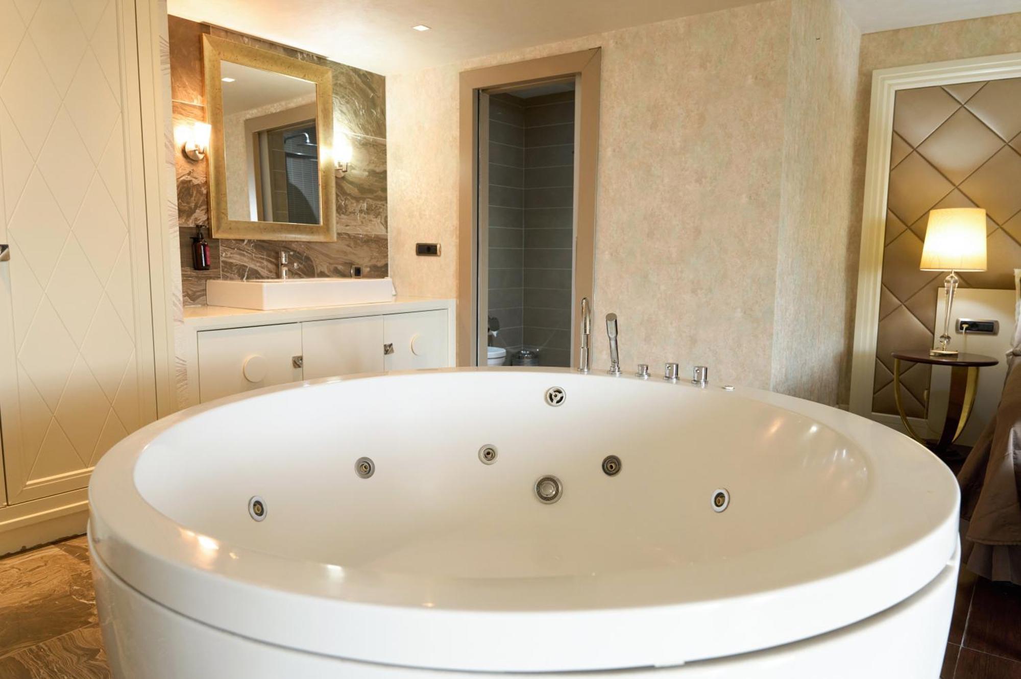 King Suite with Spa Bath,1746883411:JPEG