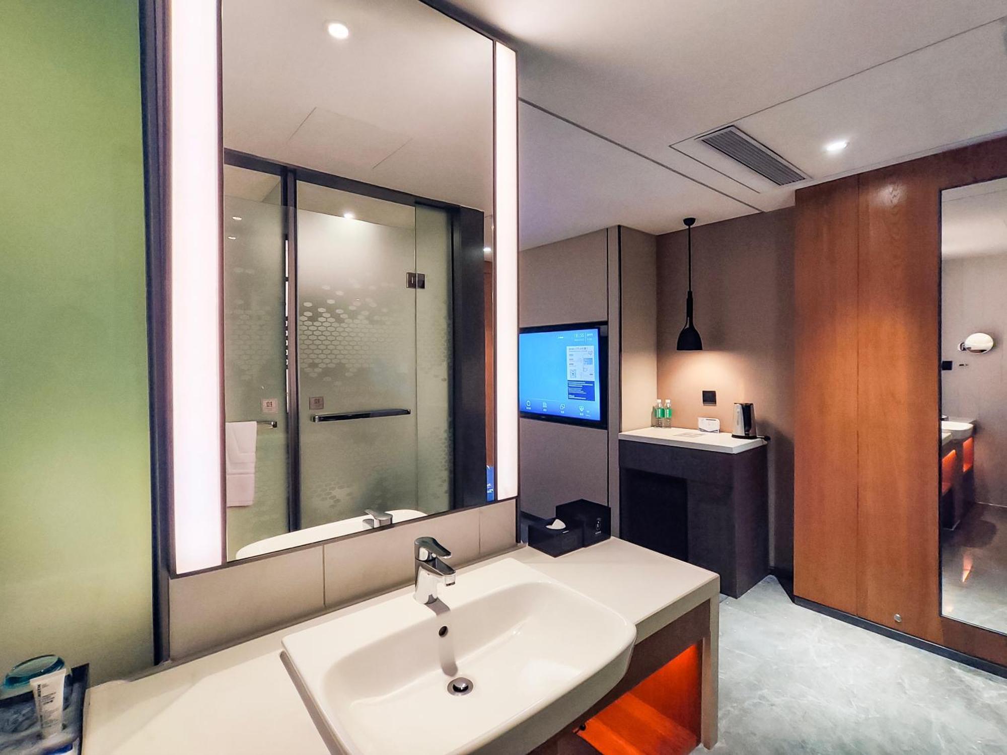 Deluxe king bed room