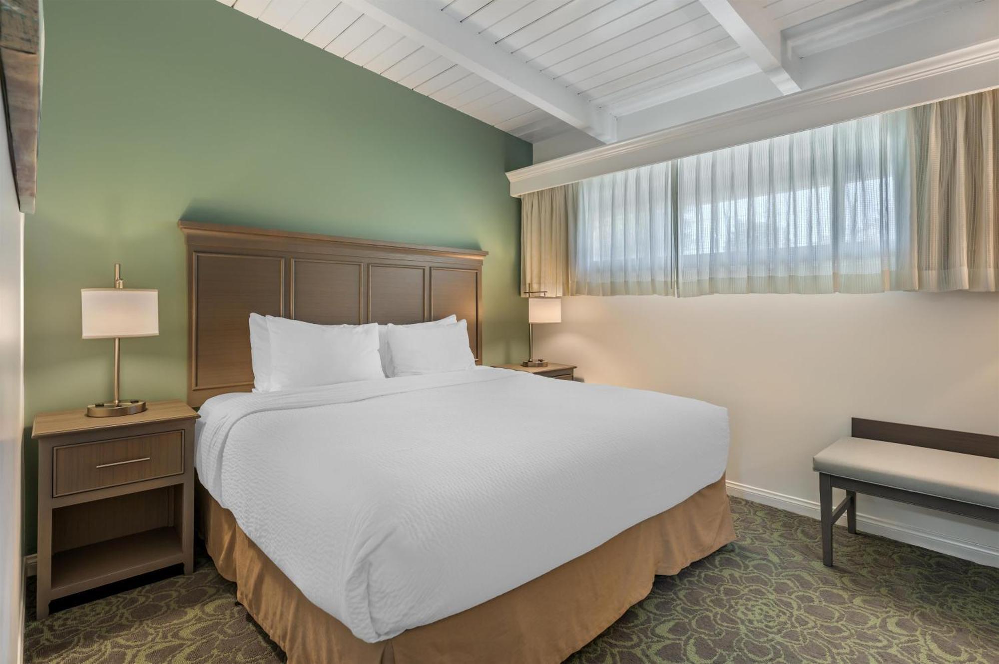 One-Bedroom King Suite Full Kitchen Poolside or Non-Smoking