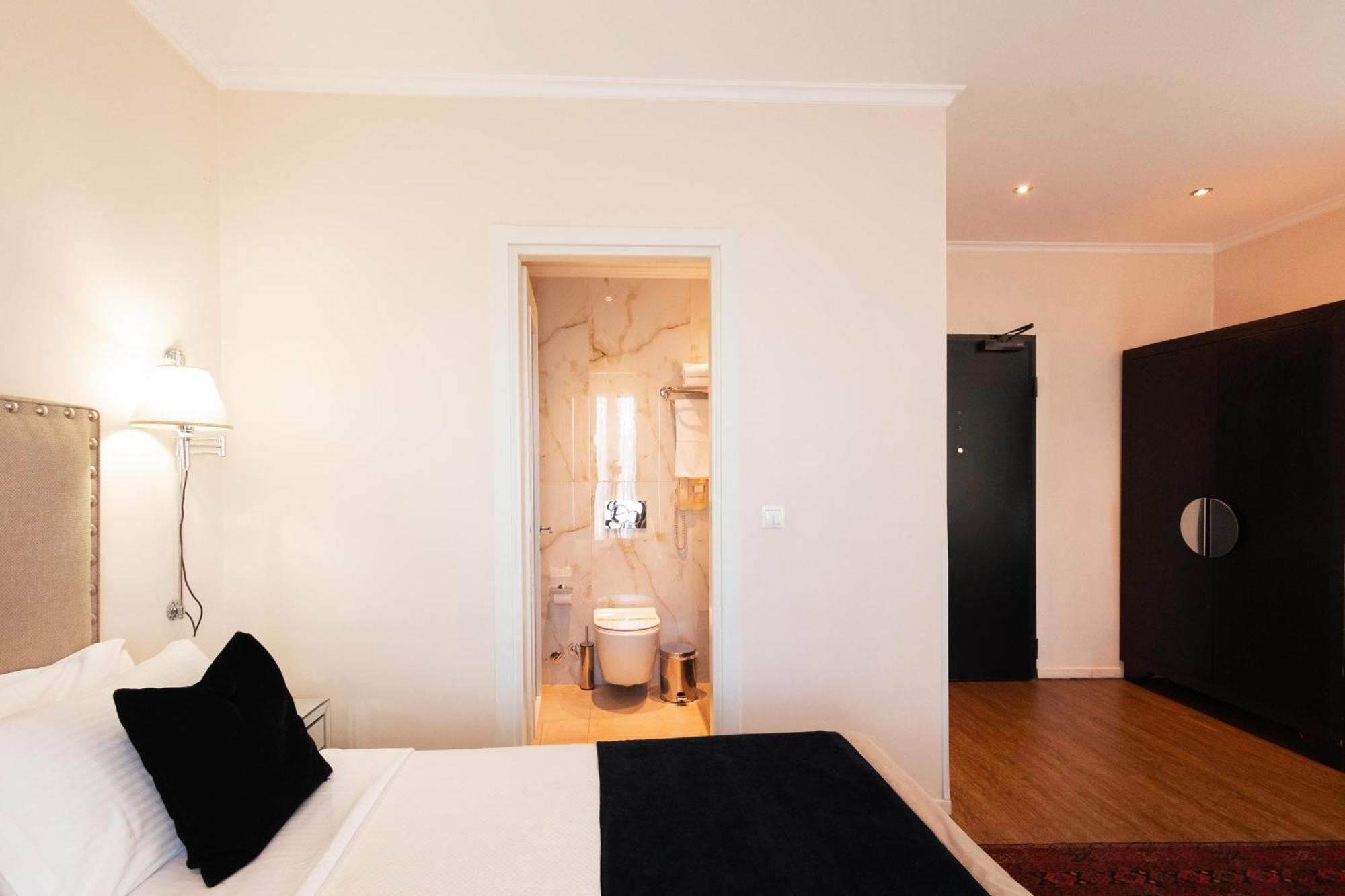 Executive King Room with Balcony - Non-Smoking