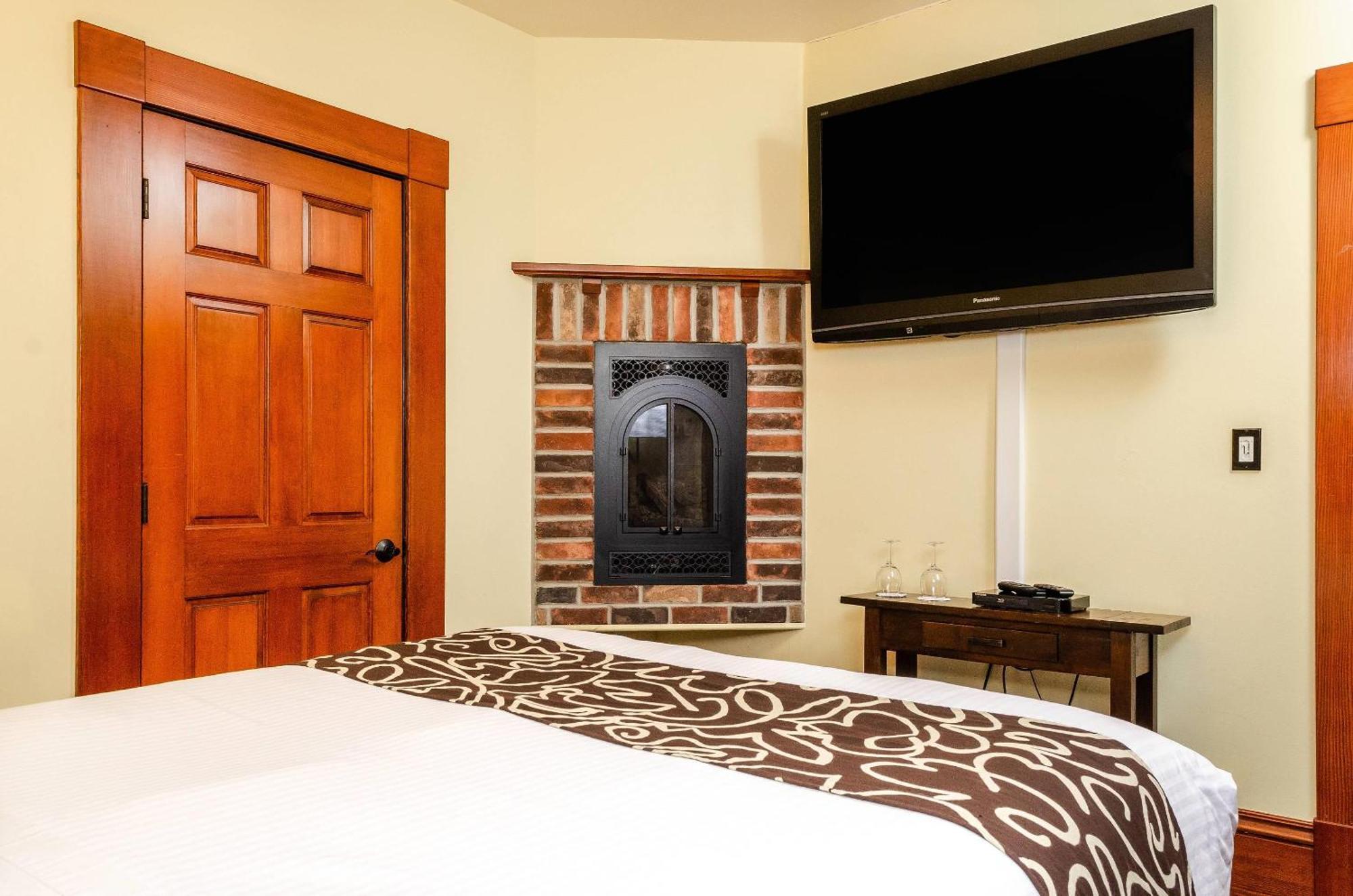 Queen Room with Spa Bath - Non-Smoking